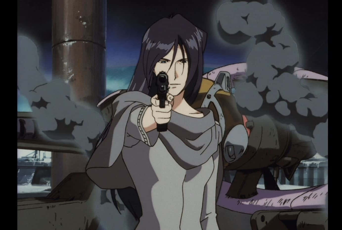  壁紙 — 一位堅定的動畫女性，深色頭髮，在煙霧和工業廢墟中，於暮色天空下向前瞄準手槍。