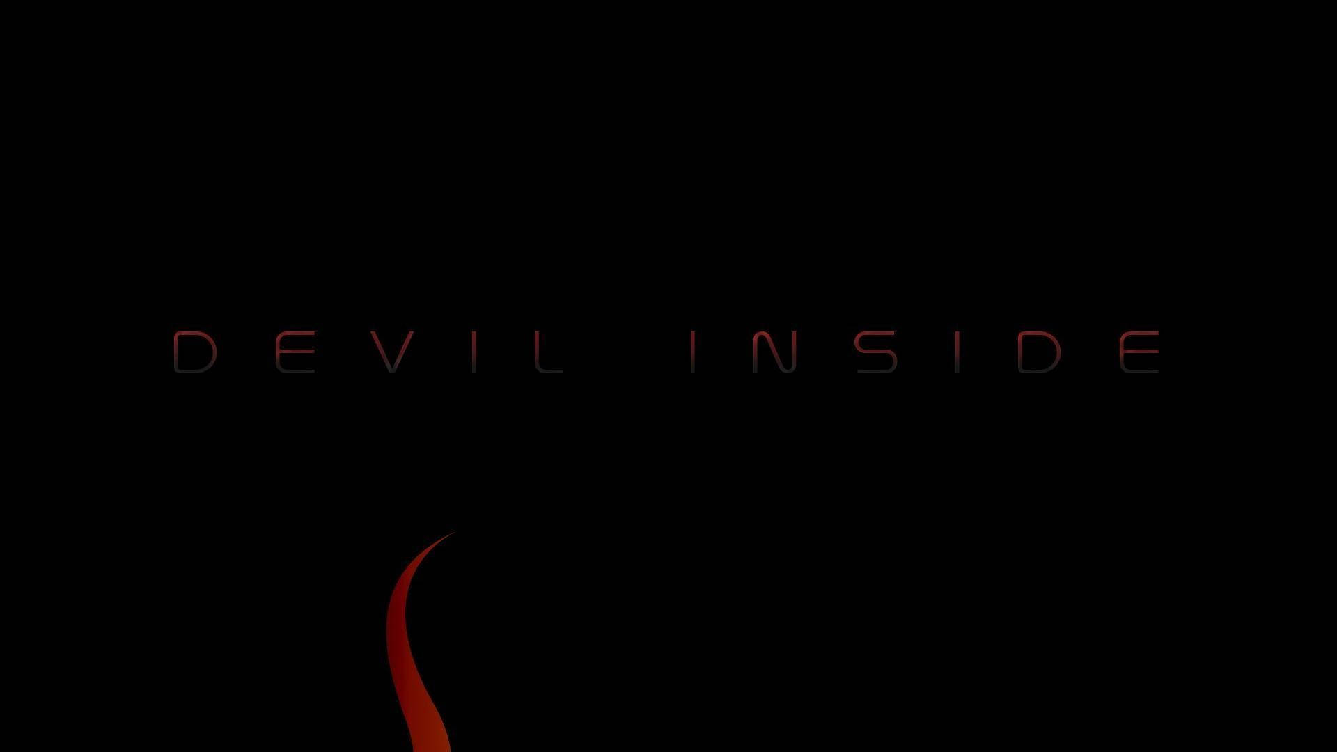 惡魔 桌布 壁紙 — 「devil inside」這幾個字在黑色背景上微弱地發出紅色光芒，下面有一條火橙色曲線。
