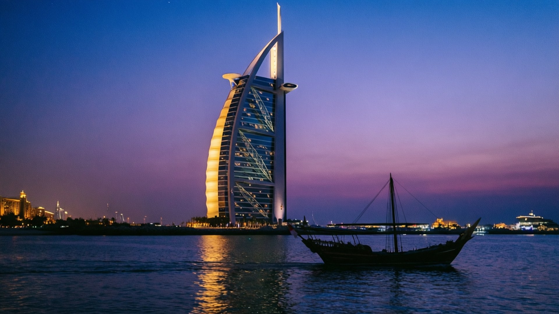 Twilight Dhow Serenity 壁紙 — 一艘傳統的單桅帆船在黃昏時分滑過平靜的水面，在紫色暮色天空下，以發光的帆船酒店為背景形成剪影。
