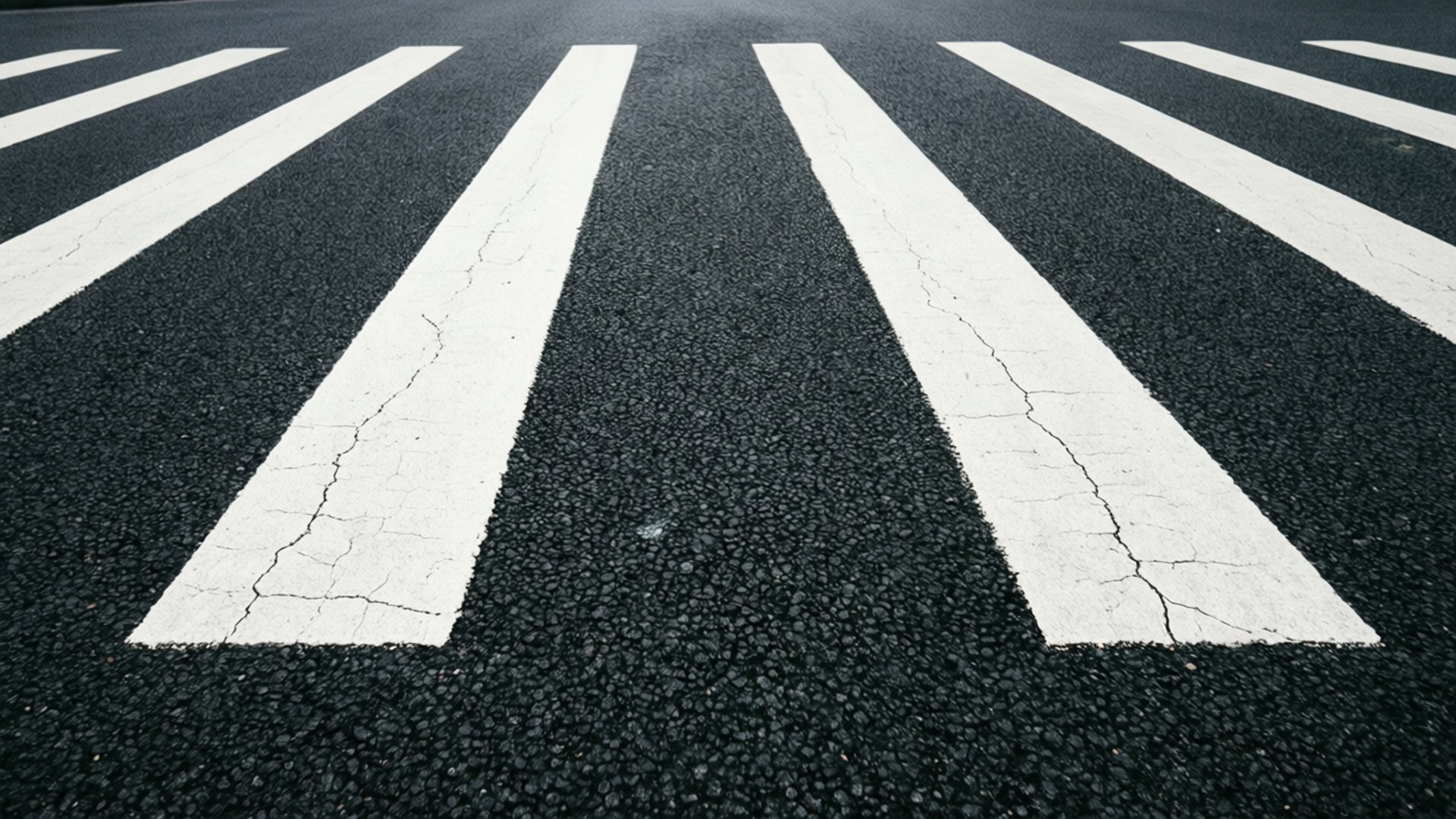 Road Stripes Perspective 壁紙 — 低角度拍攝風化瀝青行人穿越道，裂開的白色條紋匯聚於消失點。