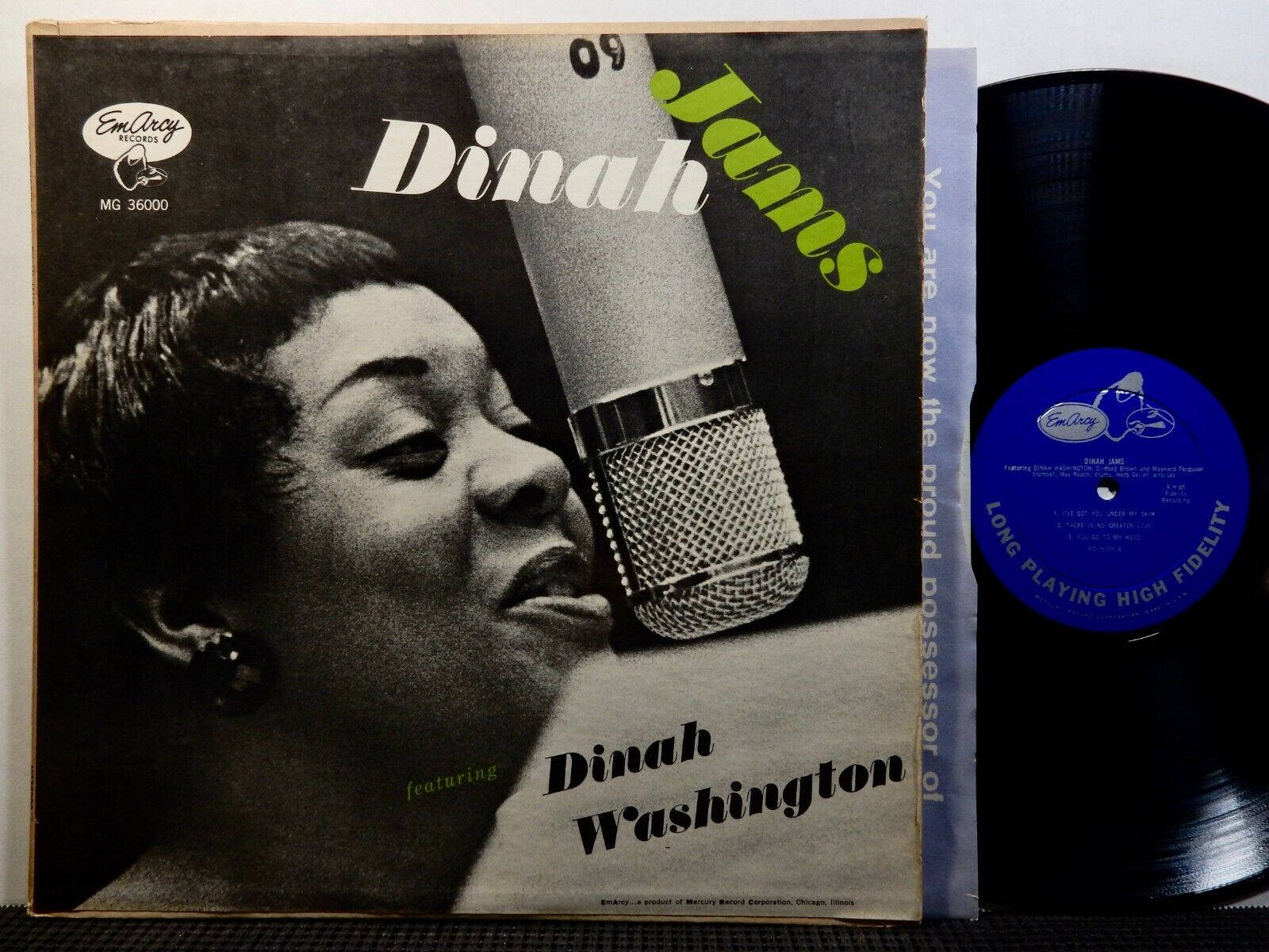 vinyl 桌布 壁紙 — Dinah Washington 對著經典麥克風唱歌的復古黑白專輯封面，旁邊有一張藍色黑膠唱片。