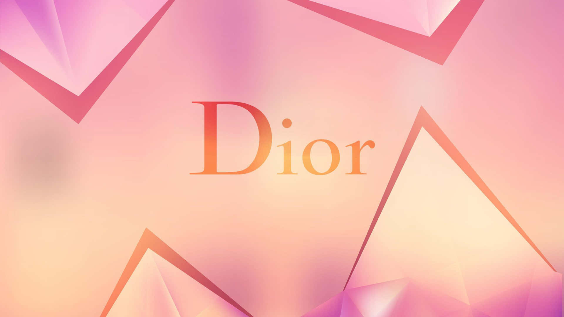  壁紙 — Dior 標誌在粉紅與蜜桃色的柔和漸變背景上，以溫暖的橙色發光，並帶有抽象幾何形狀。