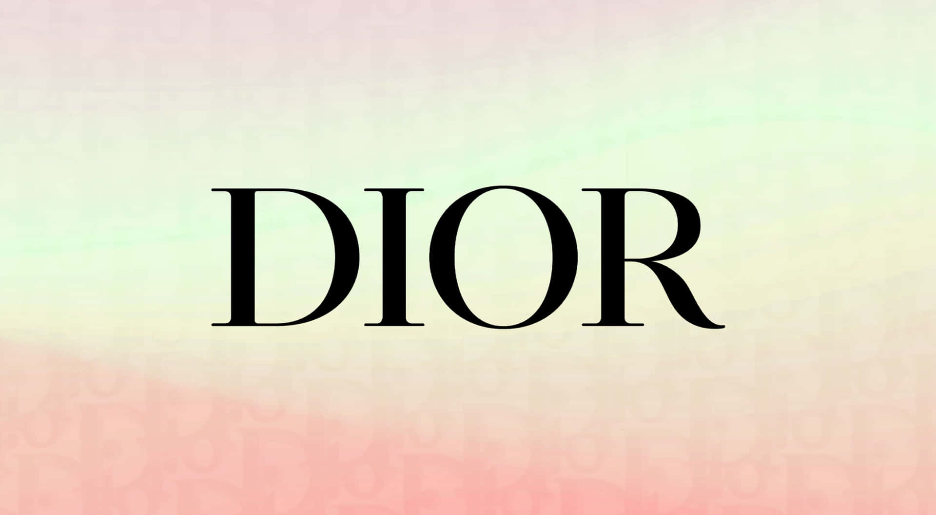  壁紙 — 粗體黑色襯線字體「Dior」置中於柔和粉彩漸變背景上，帶有模糊重複的標誌圖案。