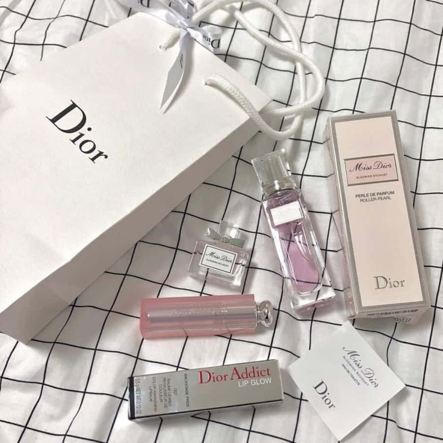 Dior 動態 桌布 壁紙 — Dior 美容產品，包括香水、唇彩和購物袋，整齊地排列在黑白格紋布料上。