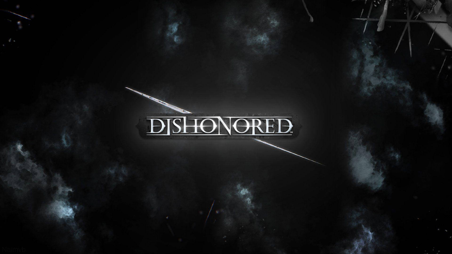 Dishonored 桌布 壁紙 — 「DISHONORED」一詞以金屬字體在黑暗煙霧背景中發光，並有漂浮碎片和微弱的藍色高光。