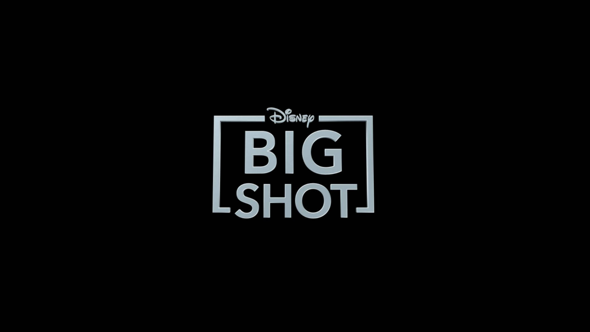 shot 桌布 壁紙 — Disney Big Shot 標誌在純黑色背景上閃耀著金屬銀色光芒。