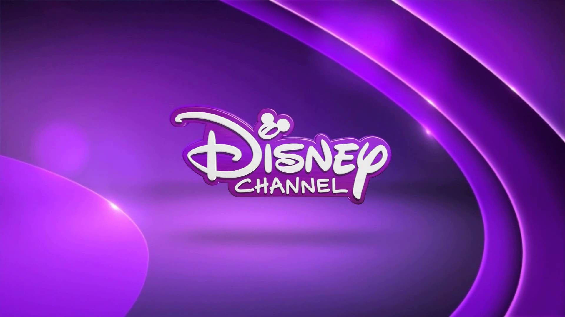 Disney Channel 桌布 壁紙 — Disney Channel 標誌在帶有彎曲光線條紋的鮮豔紫色抽象背景上發出白色光芒。