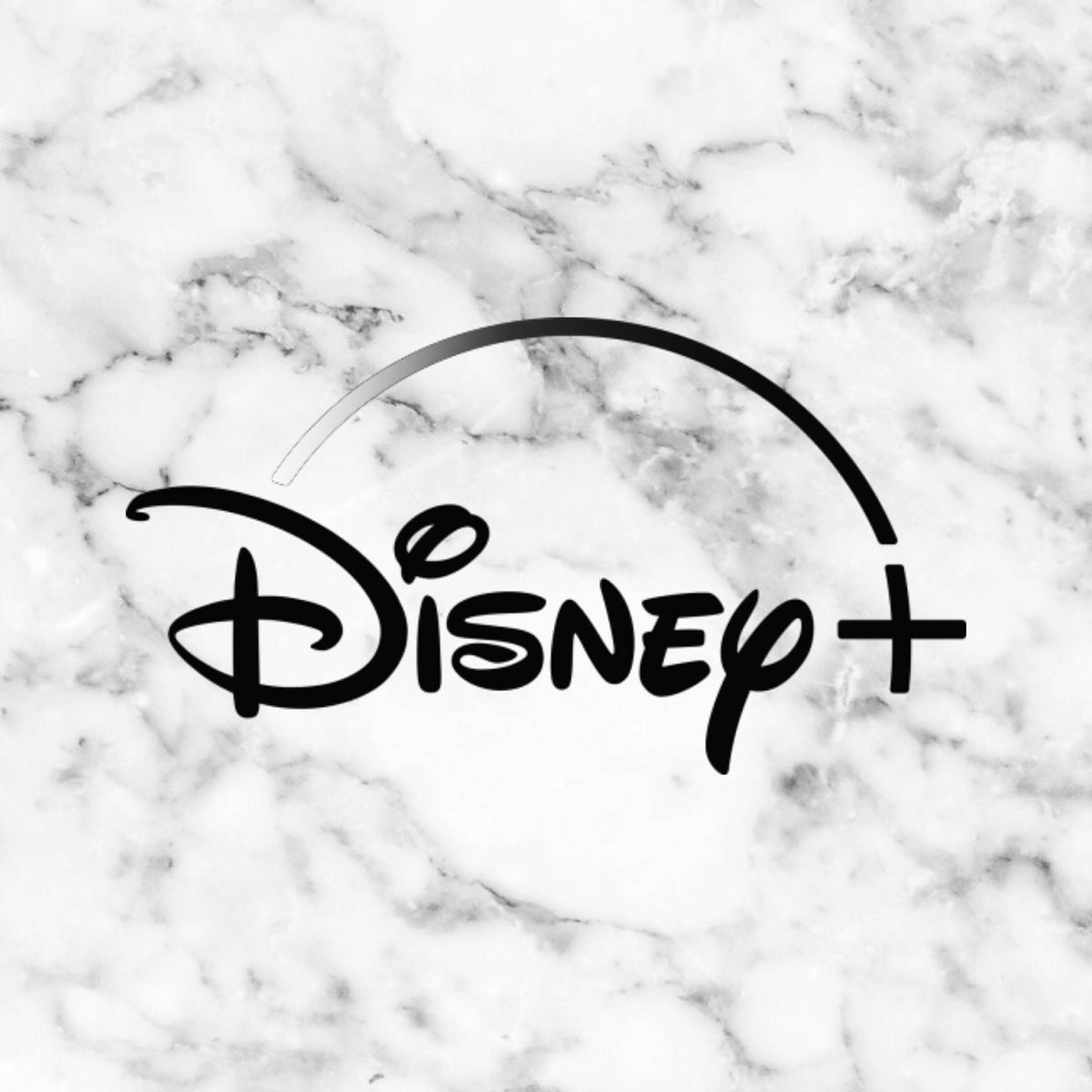 Disney Logo 桌布 壁紙 — Disney+ 標誌以黑色字體印在帶有灰色紋理的白色大理石背景上。