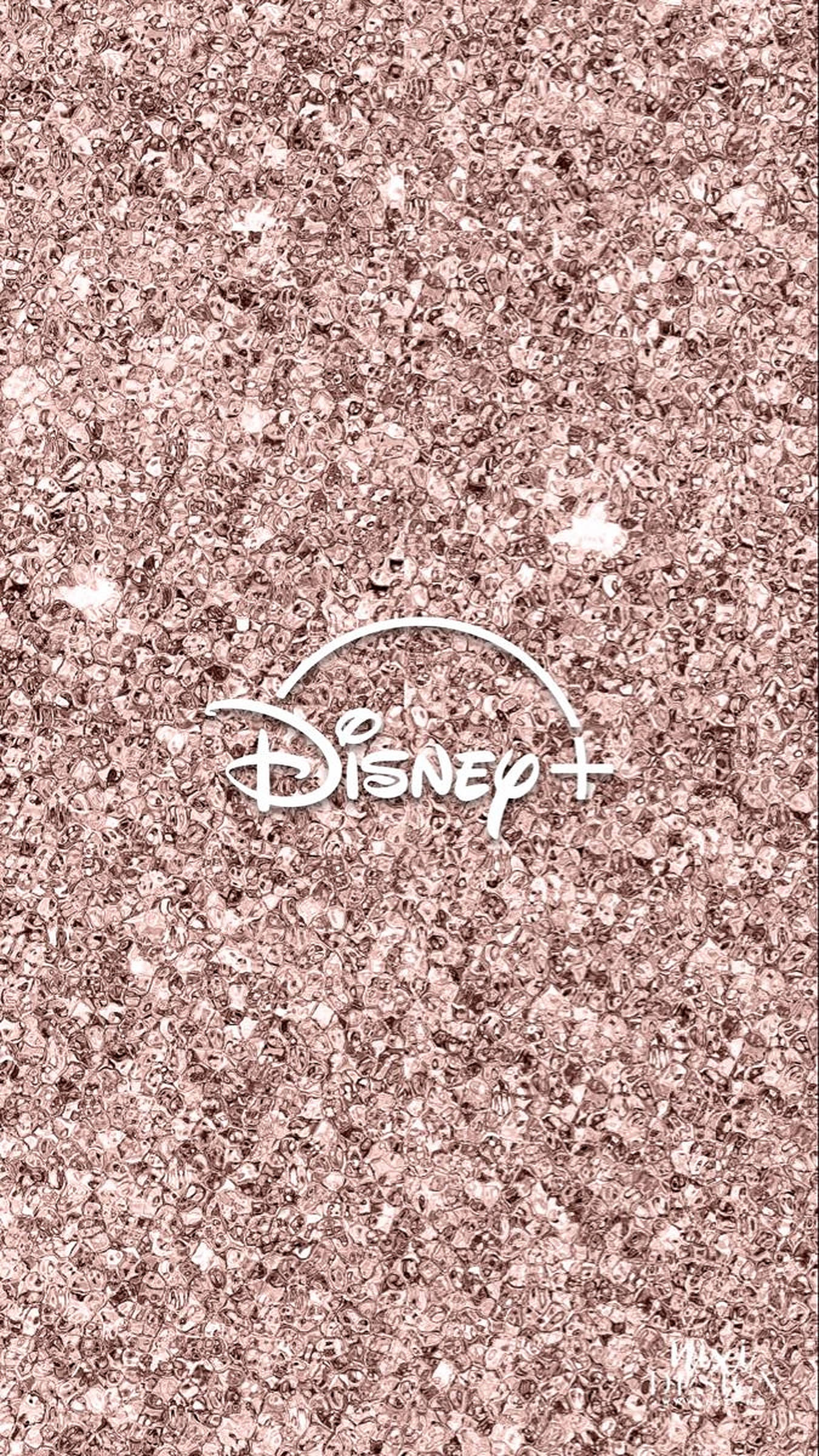 Disney Logo 桌布 壁紙 — Disney+ 標誌居中於閃爍的玫瑰金色閃粉背景上，帶有細微的白色斑點。