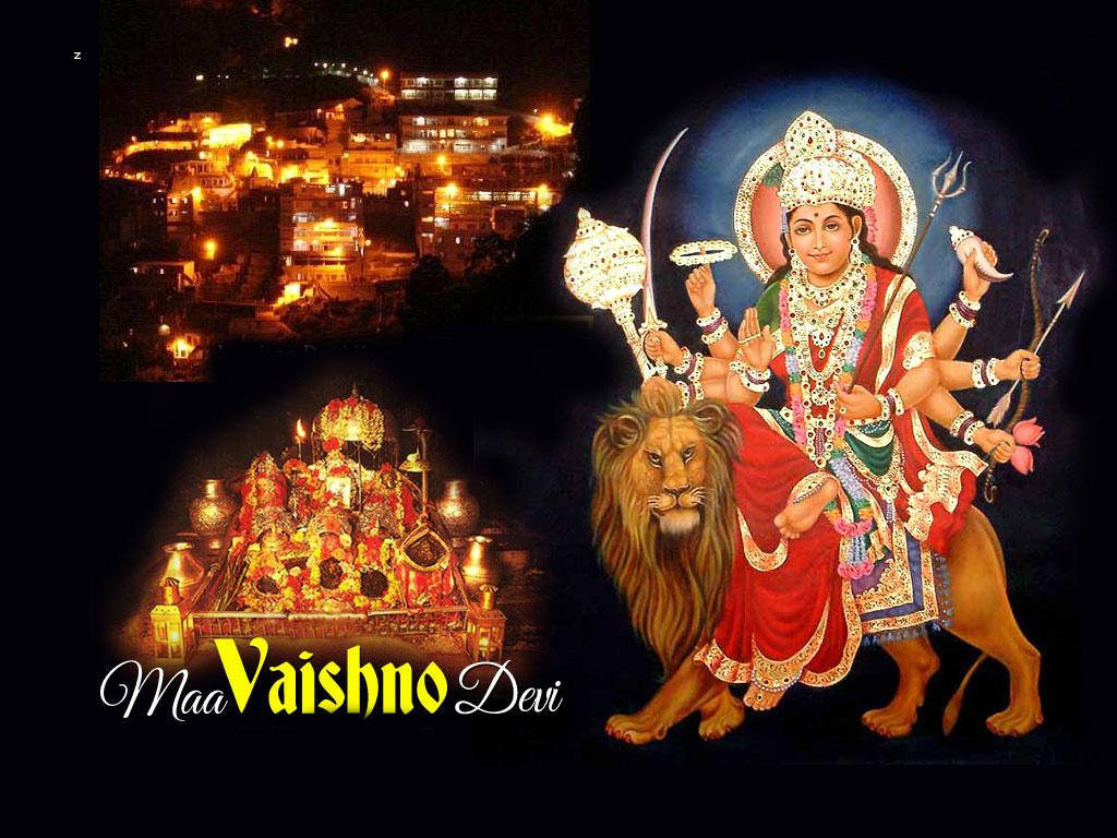 獅子 桌布 壁紙 — Maa Vaishno Devi 騎著獅子，多臂手持武器的神聖插圖，背景是夜晚燈火通明的山丘小鎮和裝飾華麗的神殿。