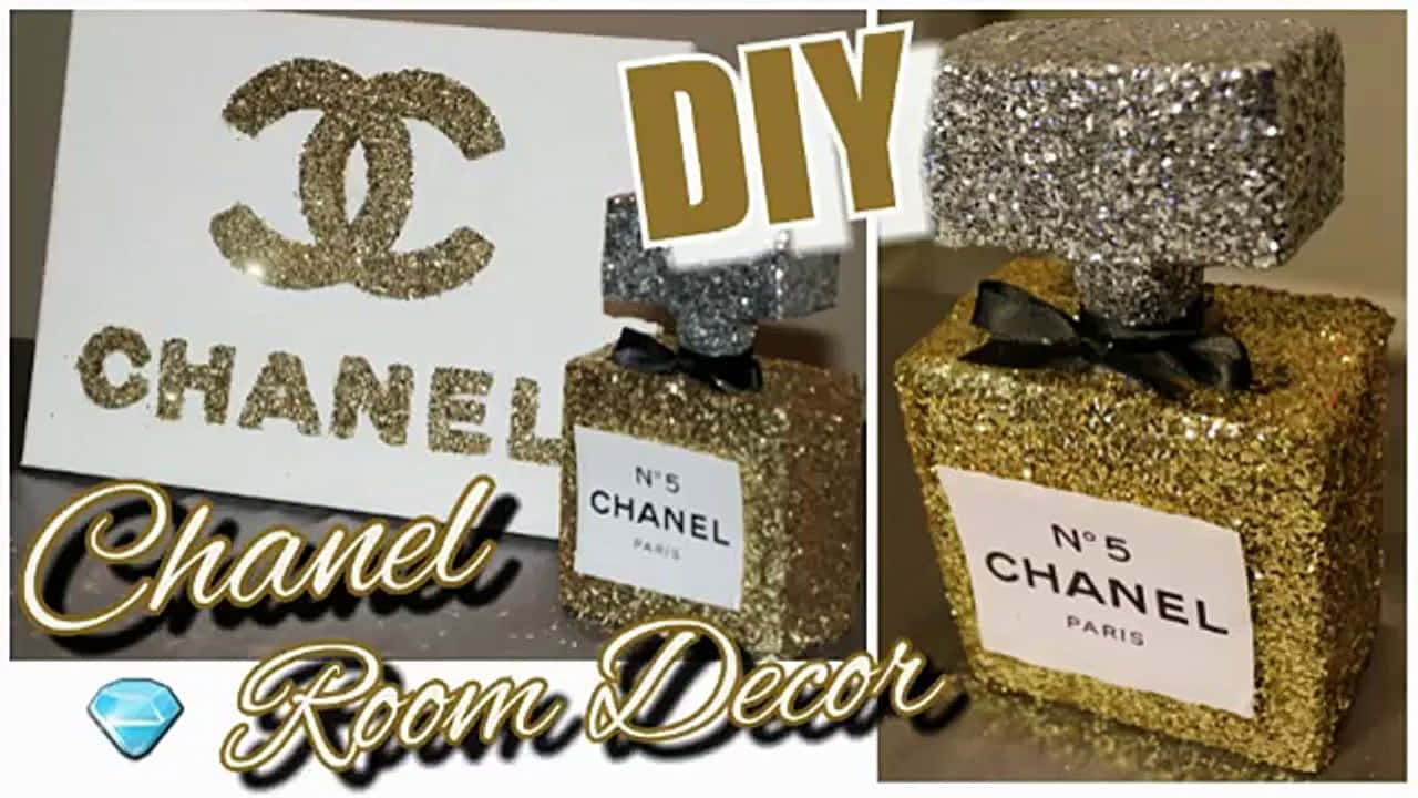 香奈兒標誌 桌布 壁紙 — DIY 亮粉覆蓋的 Chanel 香水瓶裝飾，帶有金色和銀色亮粉及黑色蝴蝶結。