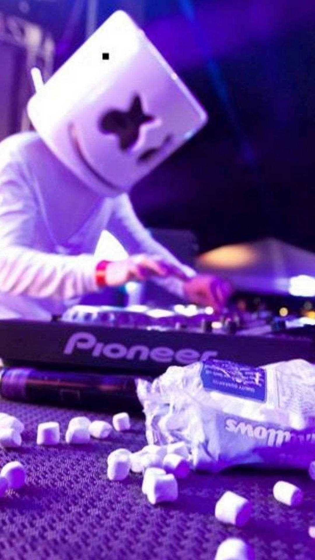 Marshmallow 桌布 壁紙 — DJ Marshmello 在紫色燈光和桌上散落的棉花糖中表演。