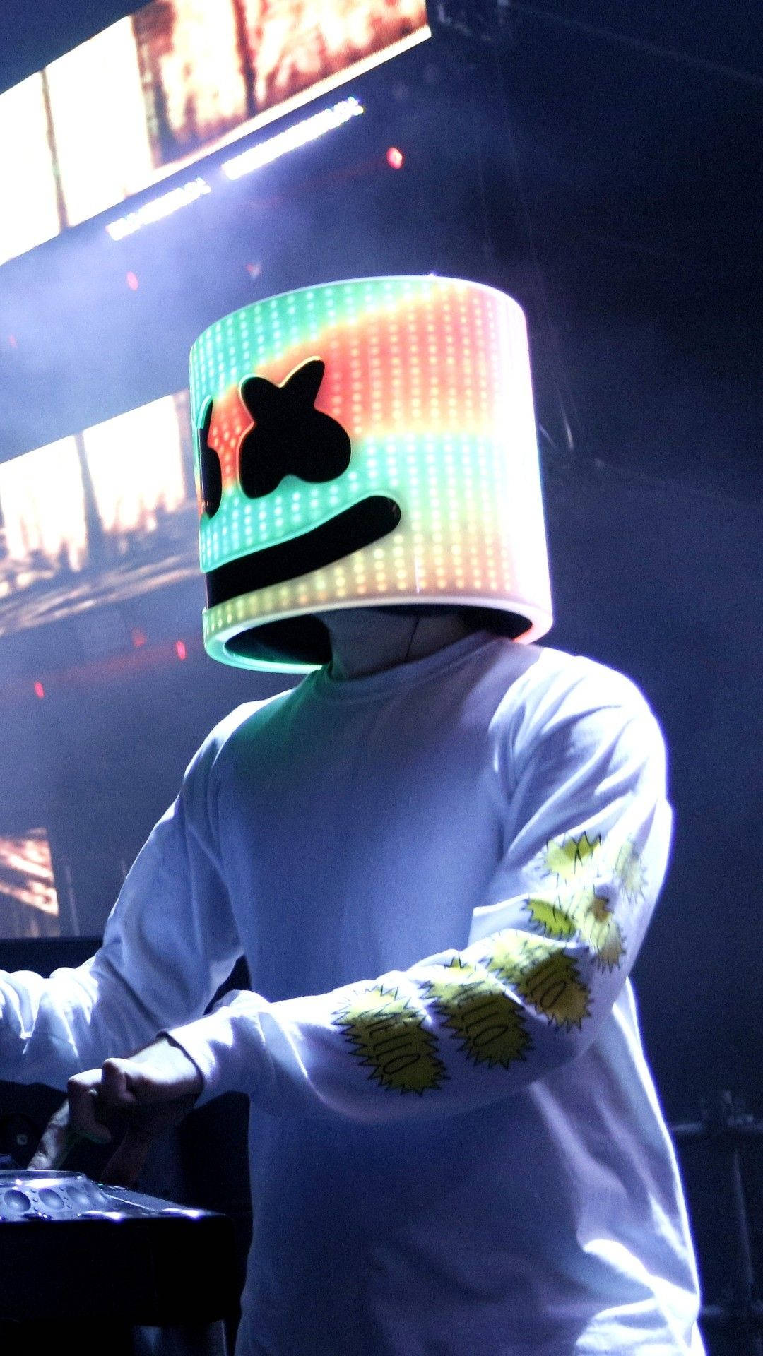 DJ Marshmello 在現場音樂活動中戴著發光頭盔。 — Marshmello 動態圖 壁紙