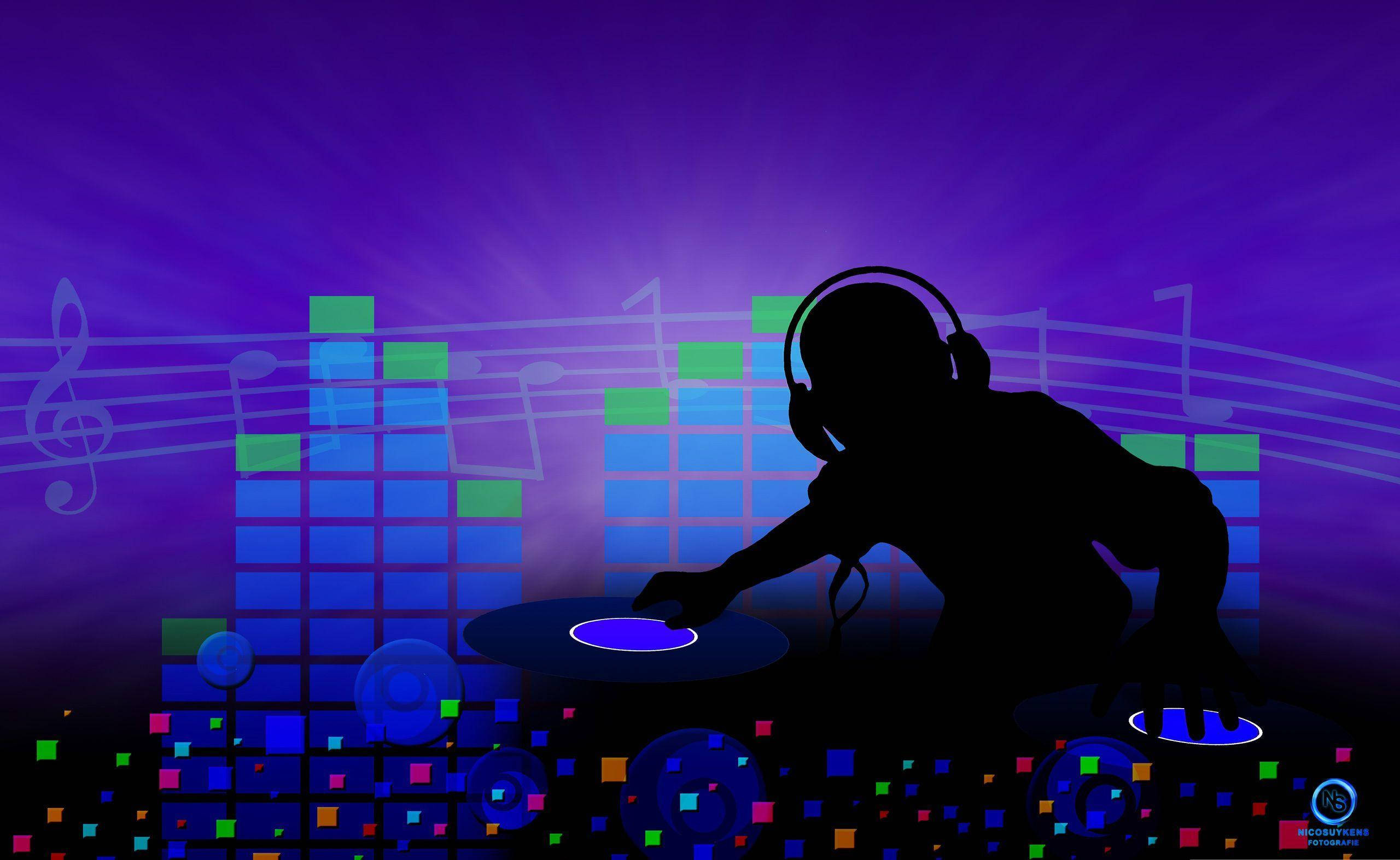DJ 桌布 壁紙 — DJ 在充滿活力的紫色背景下混合唱片，帶有發光的音符和彩色像素燈光的剪影。