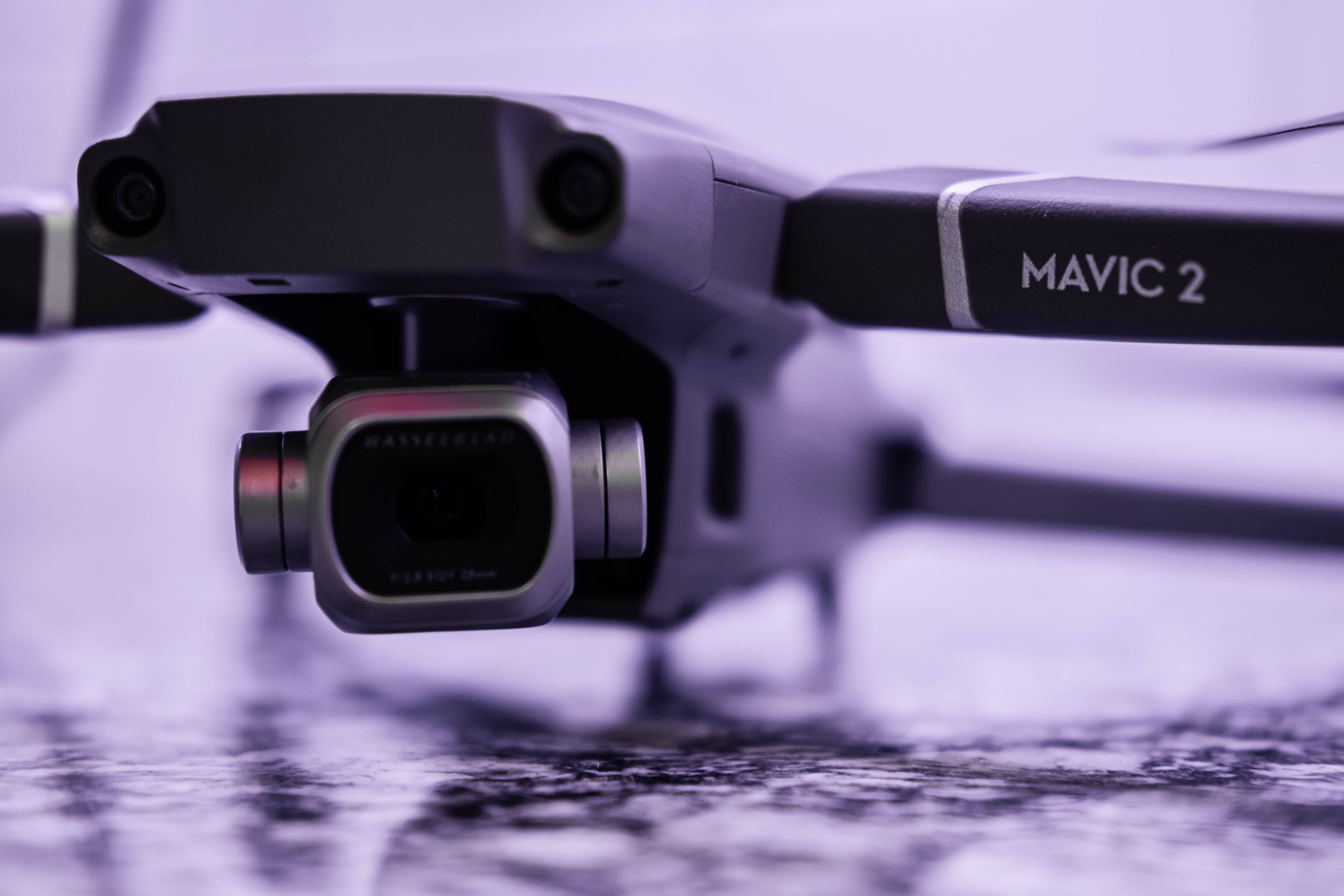 網路攝影機 桌布 壁紙 — DJI Mavic 2 無人機特寫，相機對焦在模糊的紫色背景上。