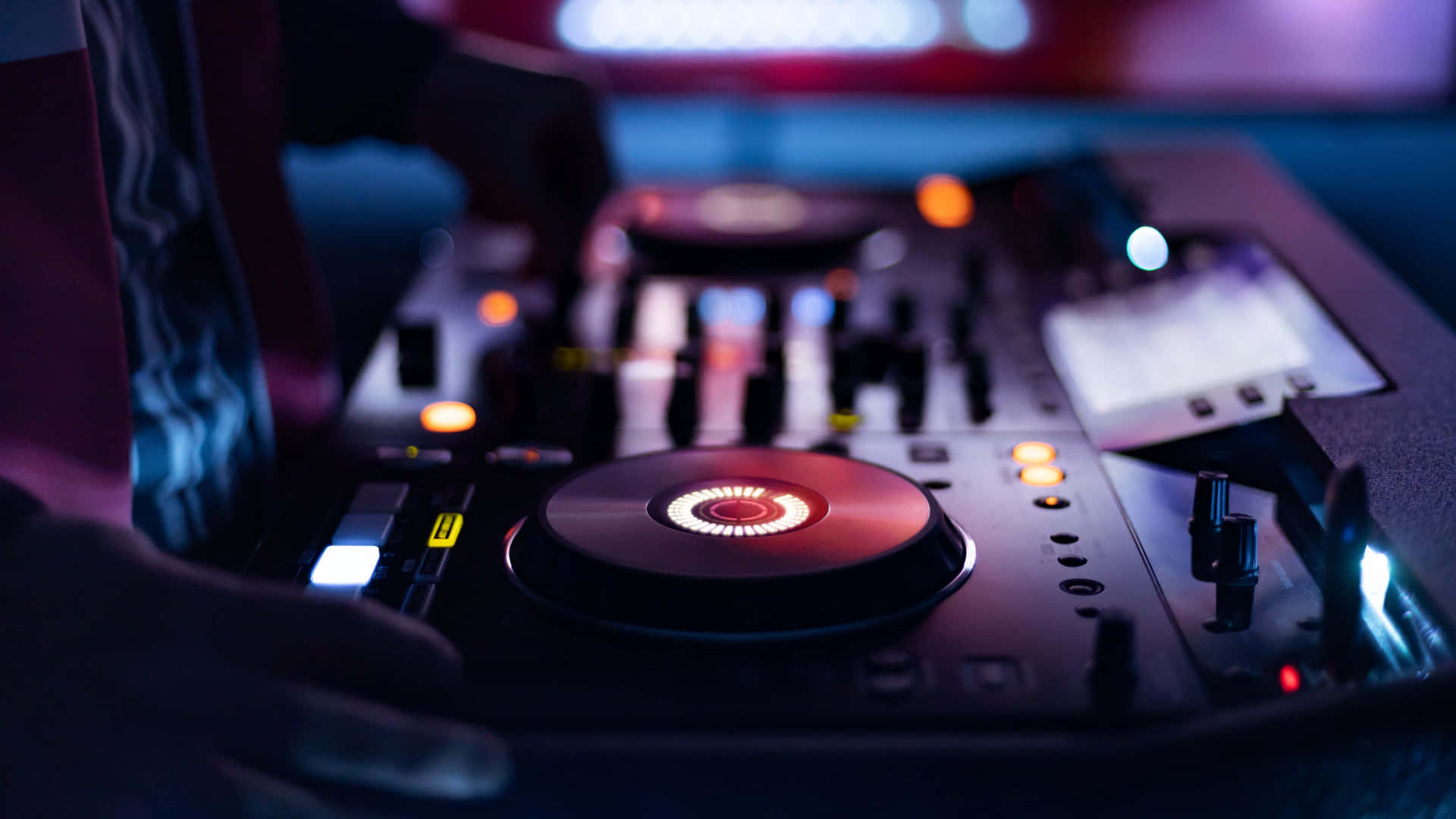 在黑暗的俱樂部環境中發光的DJ混音器。 — DJ GIF 壁紙