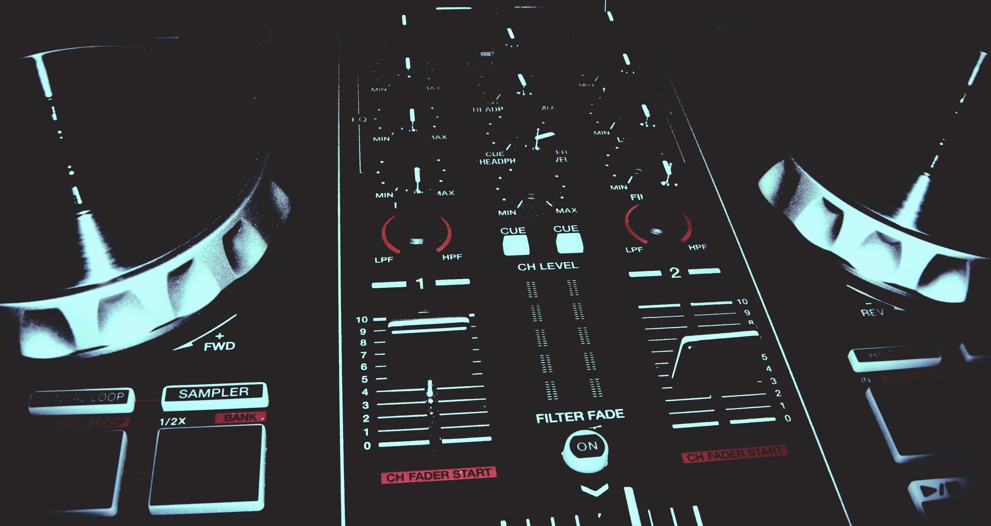 DJ 桌布 壁紙 — DJ混音器特寫，在黑暗背景下，冷藍色燈光下發光的旋鈕和推子。