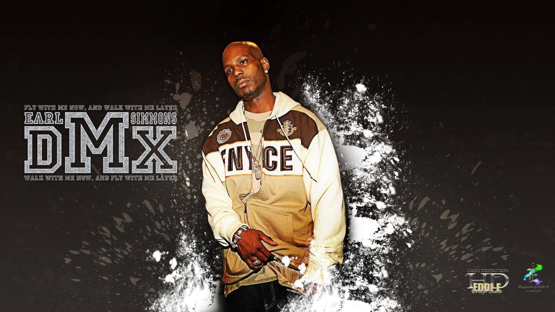 DMX 桌布 壁紙 — DMX 自信地站在深色背景前，身穿米色和棕色外套，帶有白色飛濺效果和粗體文字。