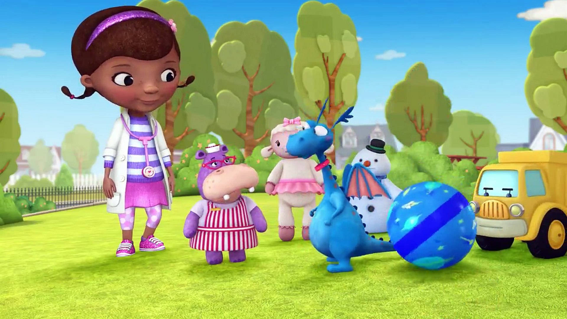 小醫師大玩偶 桌布 壁紙 — Doc McStuffins 和她的玩具朋友們聚集在一個陽光明媚的草地上，附近有樹木和一輛黃色卡車。