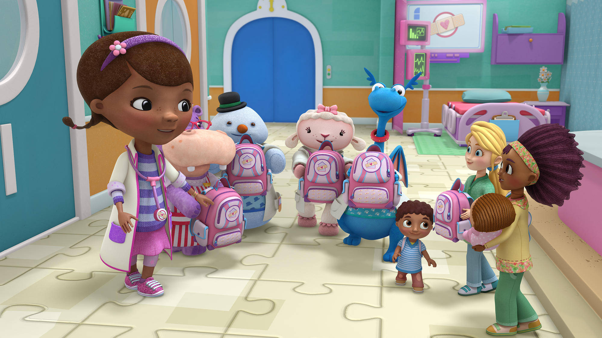 Doc Mcstuffins 桌布 壁紙 — Doc McStuffins 和她的玩具病人聚集在一個色彩繽紛的兒科診所，地板是拼圖形狀，並有醫療設備。