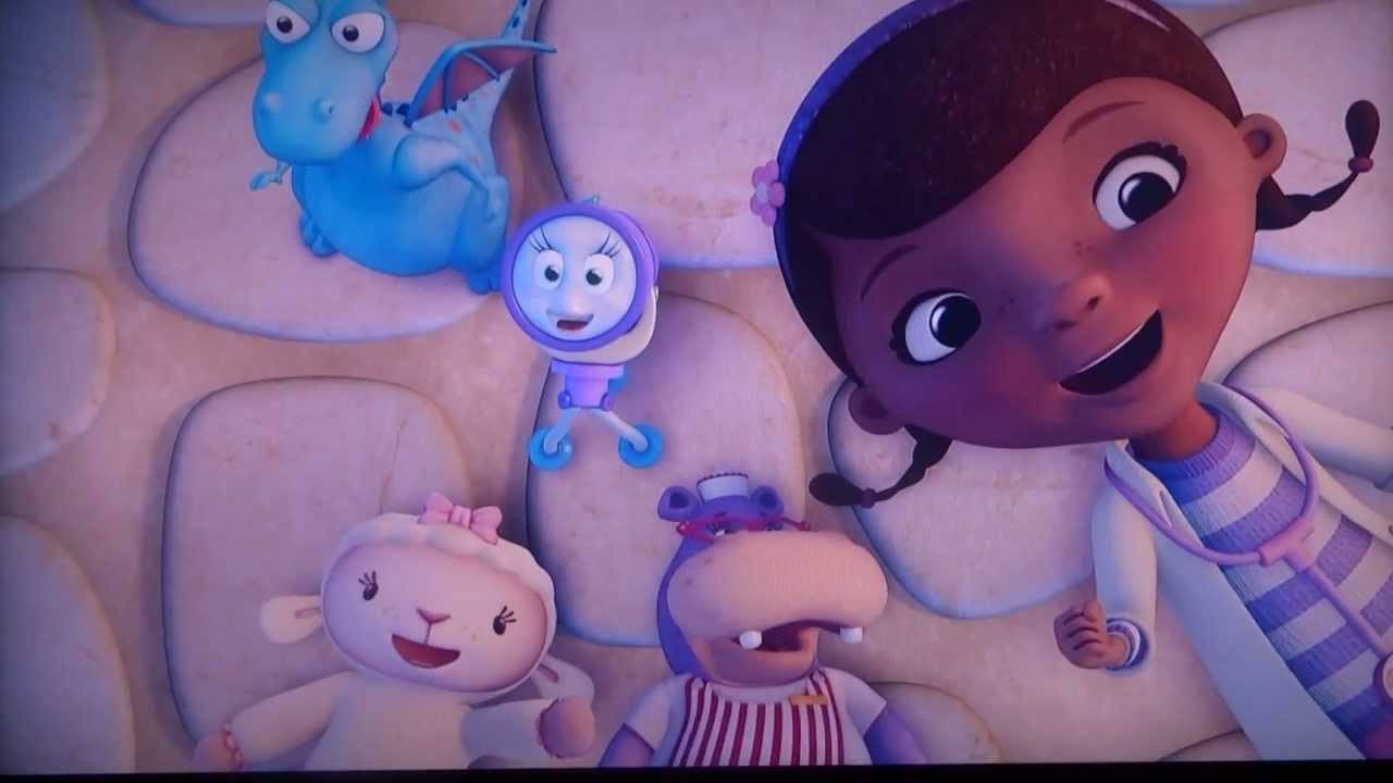 Doc Mcstuffins 桌布 壁紙 — Doc McStuffins 和她的玩具朋友們在柔和粉彩的醫療環境中燦爛微笑。