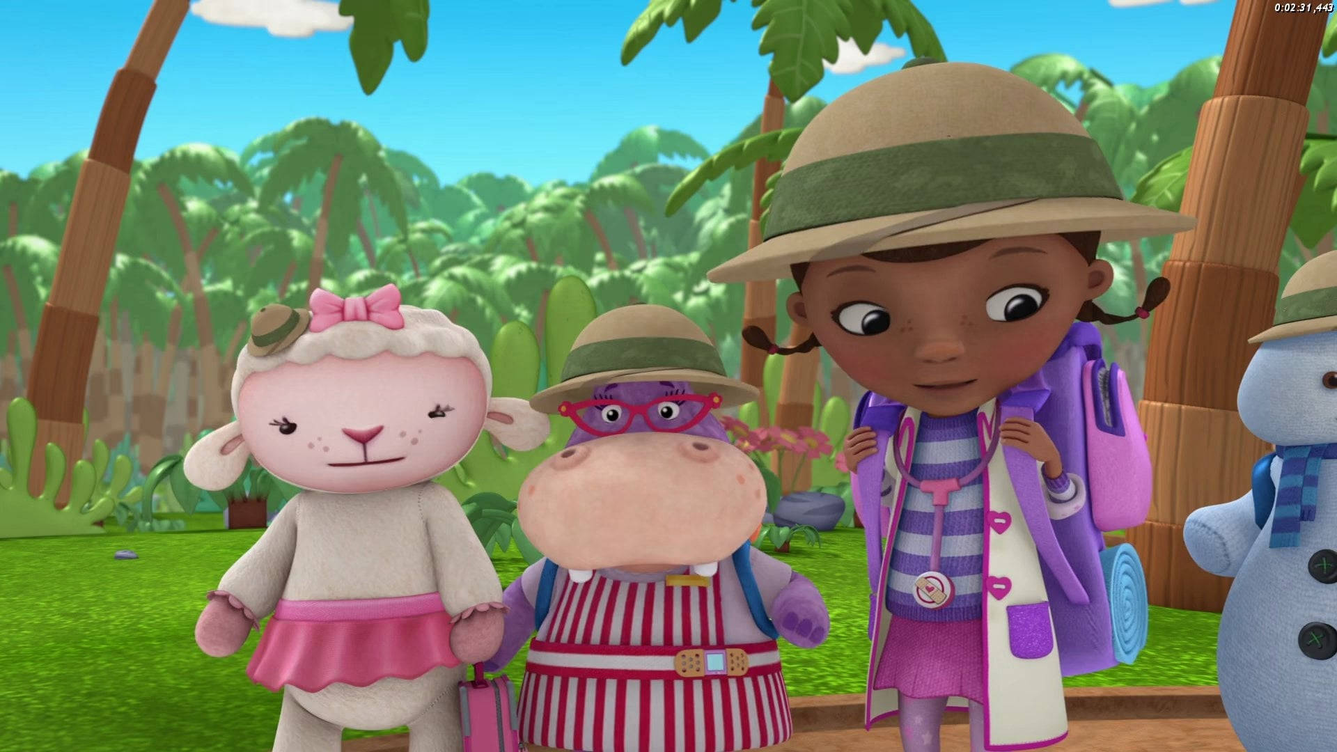 Doc Mcstuffins 桌布 壁紙 — Doc McStuffins 和她的玩具朋友們一起站在一個充滿活力的叢林環境中，有棕櫚樹和鮮綠色的草地。