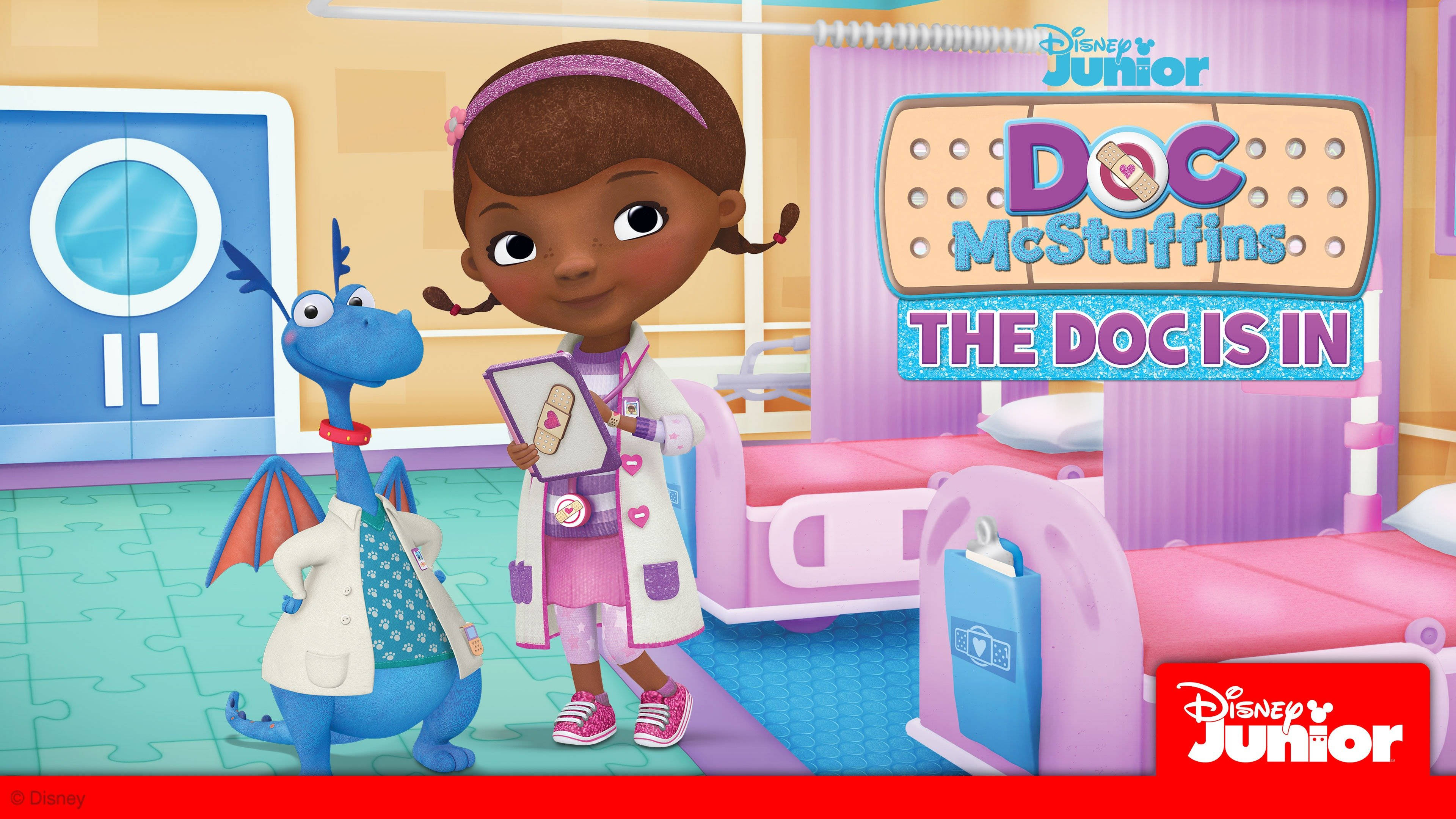 Doc Mcstuffins 桌布 壁紙 — Doc McStuffins 和她的龍朋友 Stuffy 在一個色彩繽紛的兒科醫院房間裡，有粉紅色的床和醫療設備。