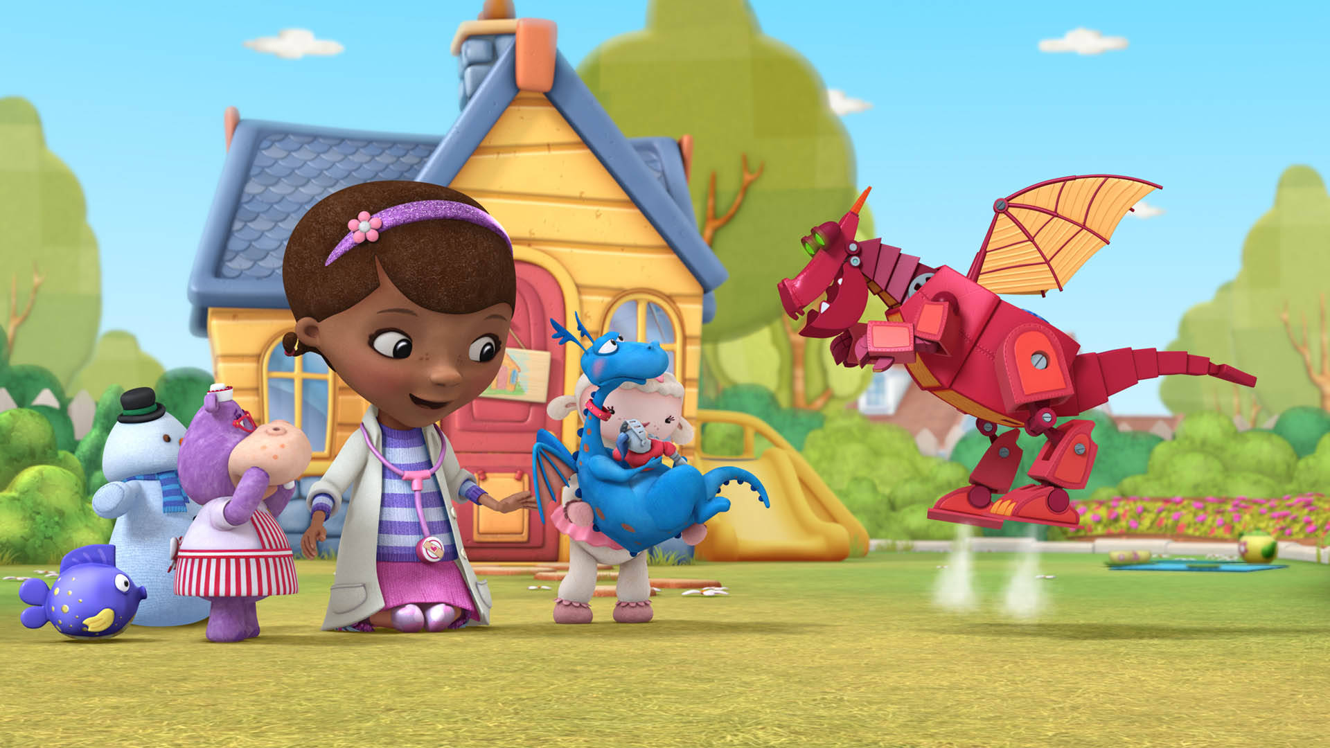 Doc Mcstuffins 桌布 壁紙 — Doc McStuffins 和她的玩具朋友們聚集在一間黃色房子外面，一隻紅色機器龍在陽光明媚的院子附近飛翔。