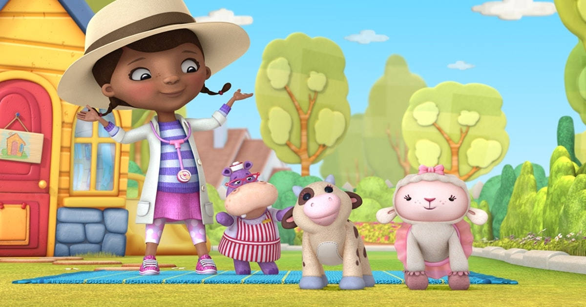 Doc Mcstuffins 桌布 壁紙 — Doc McStuffins 和她的玩具病人河馬、牛和羊羔一起站在一個歡樂的卡通花園中。