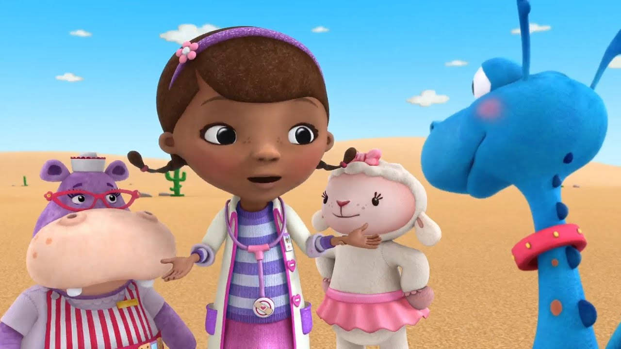 Doc Mcstuffins 桌布 壁紙 — Doc McStuffins 和她的玩具朋友們在陽光明媚的沙漠景觀中聚集，天空湛藍，雲朵稀疏。