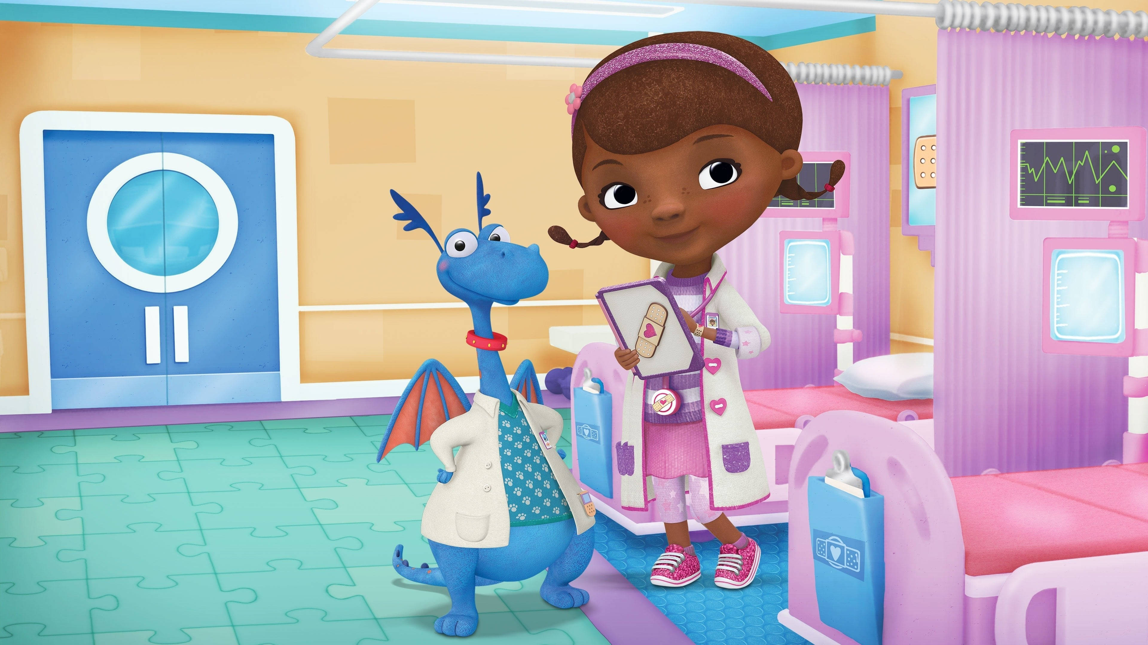 小醫師大玩偶 桌布 壁紙 — Doc McStuffins 和她的龍病人在色彩繽紛的兒科診所檢查一個纏著繃帶的玩具。
