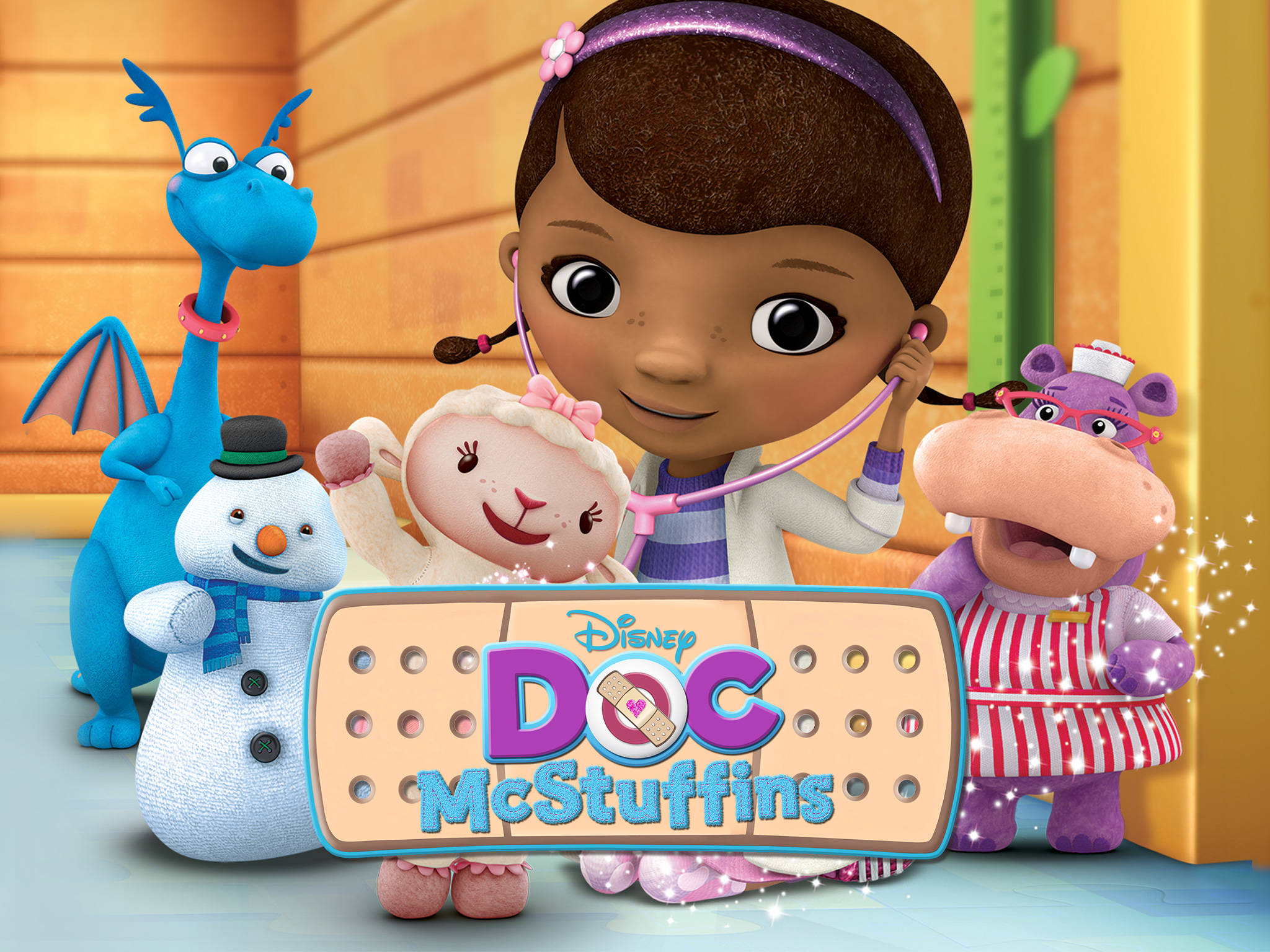 Doc Mcstuffins 桌布 壁紙 — Doc McStuffins 和她的玩具朋友們在一個歡樂的卡通診所環境中圍繞著一個繃帶標誌。