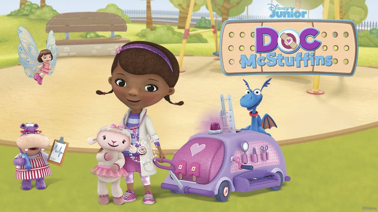 Doc Mcstuffins 桌布 壁紙 — Doc McStuffins 和她的玩具朋友們在陽光明媚的公園裡聚集，旁邊有她的紫色醫療車和一位仙子同伴。