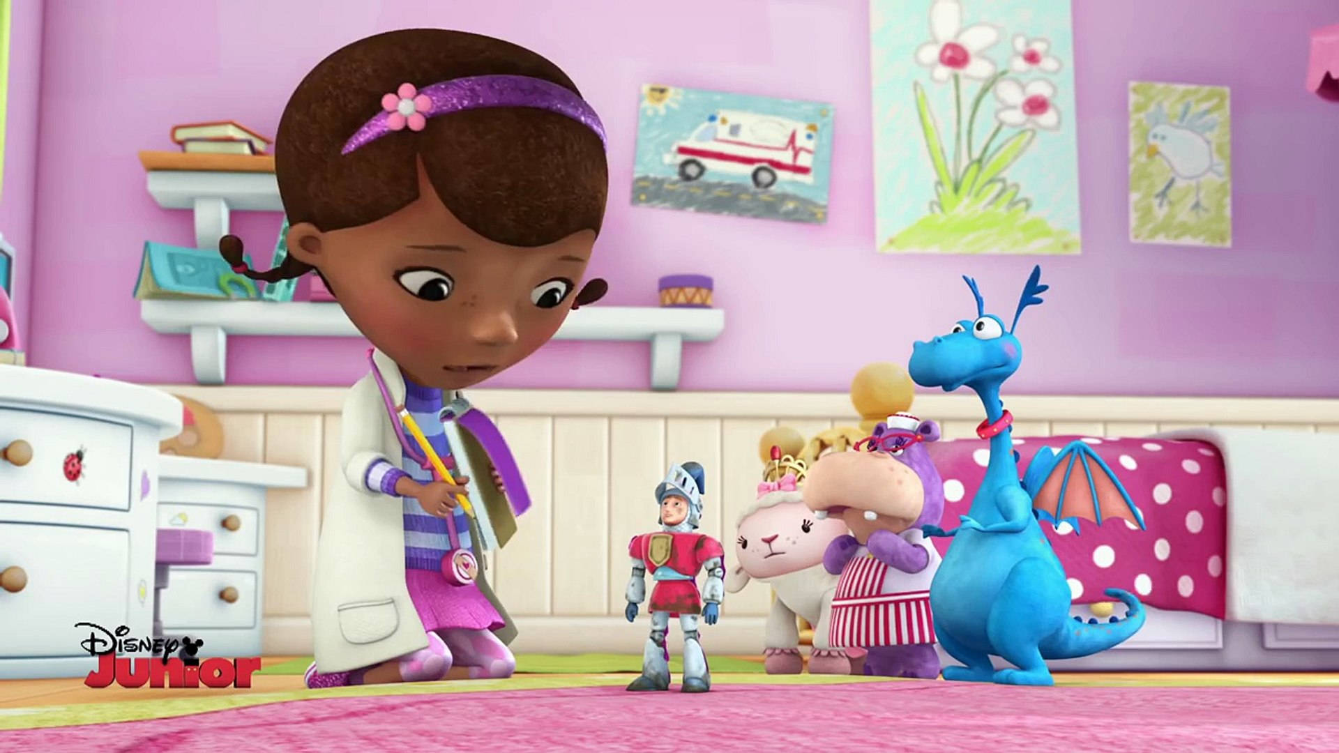 Doc Mcstuffins 桌布 壁紙 — Doc McStuffins 在她的粉紅色診所裡，用擔心的表情檢查玩具病人。