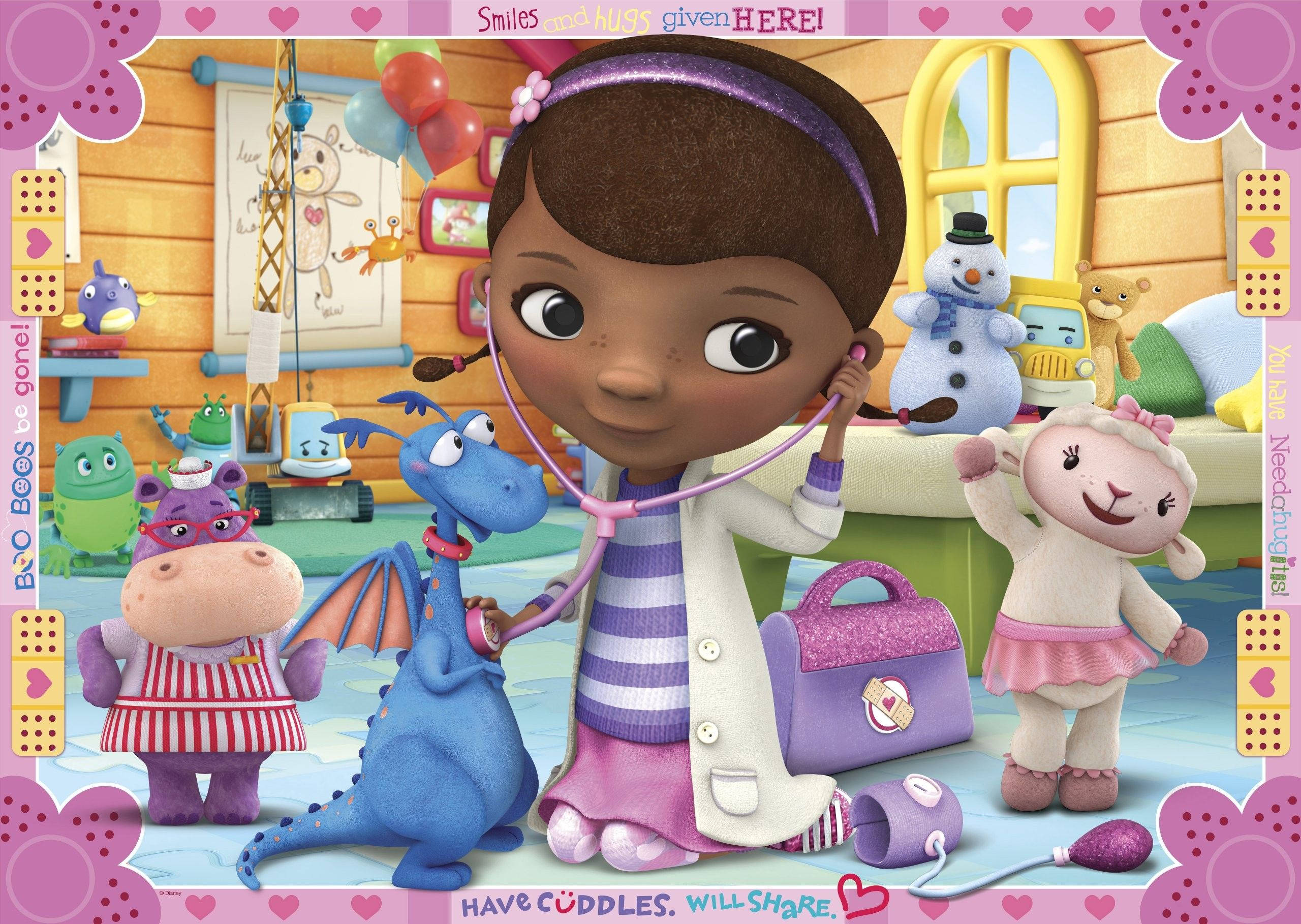 Doc Mcstuffins 桌布 壁紙 — Doc McStuffins 在她的診所裡，周圍有絨毛玩具和醫療工具，背景是色彩繽紛的卡通場景。