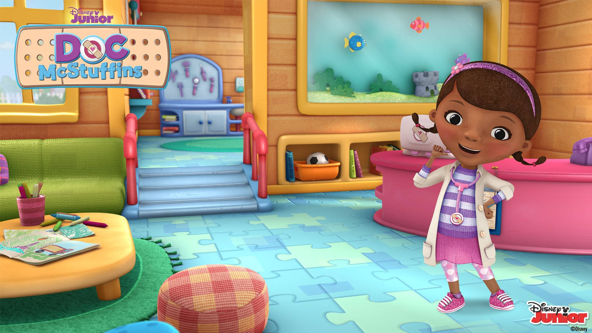 Doc Mcstuffins 桌布 壁紙 — Doc McStuffins 在她色彩繽紛的玩具醫院裡，有拼圖地板和水族館牆，微笑站著。