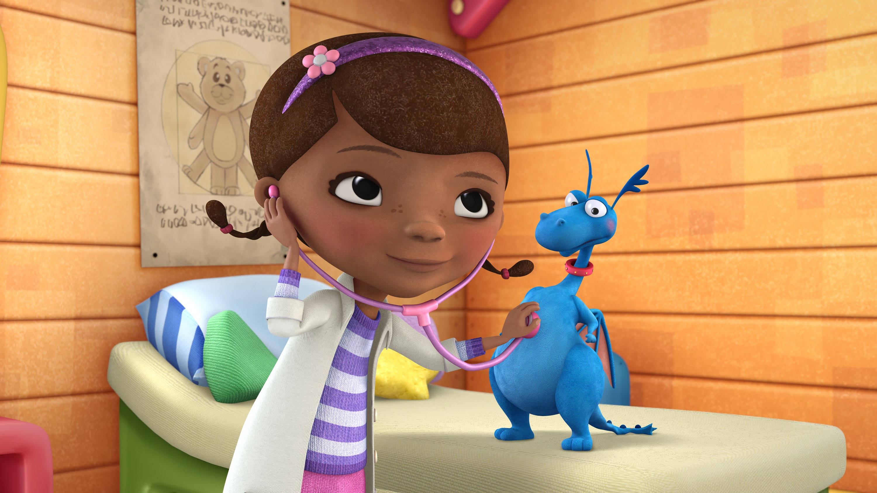 Doc Mcstuffins 桌布 壁紙 — Doc McStuffins 在她舒適的木製診所裡用粉紅色聽診器檢查一條藍色龍病人。