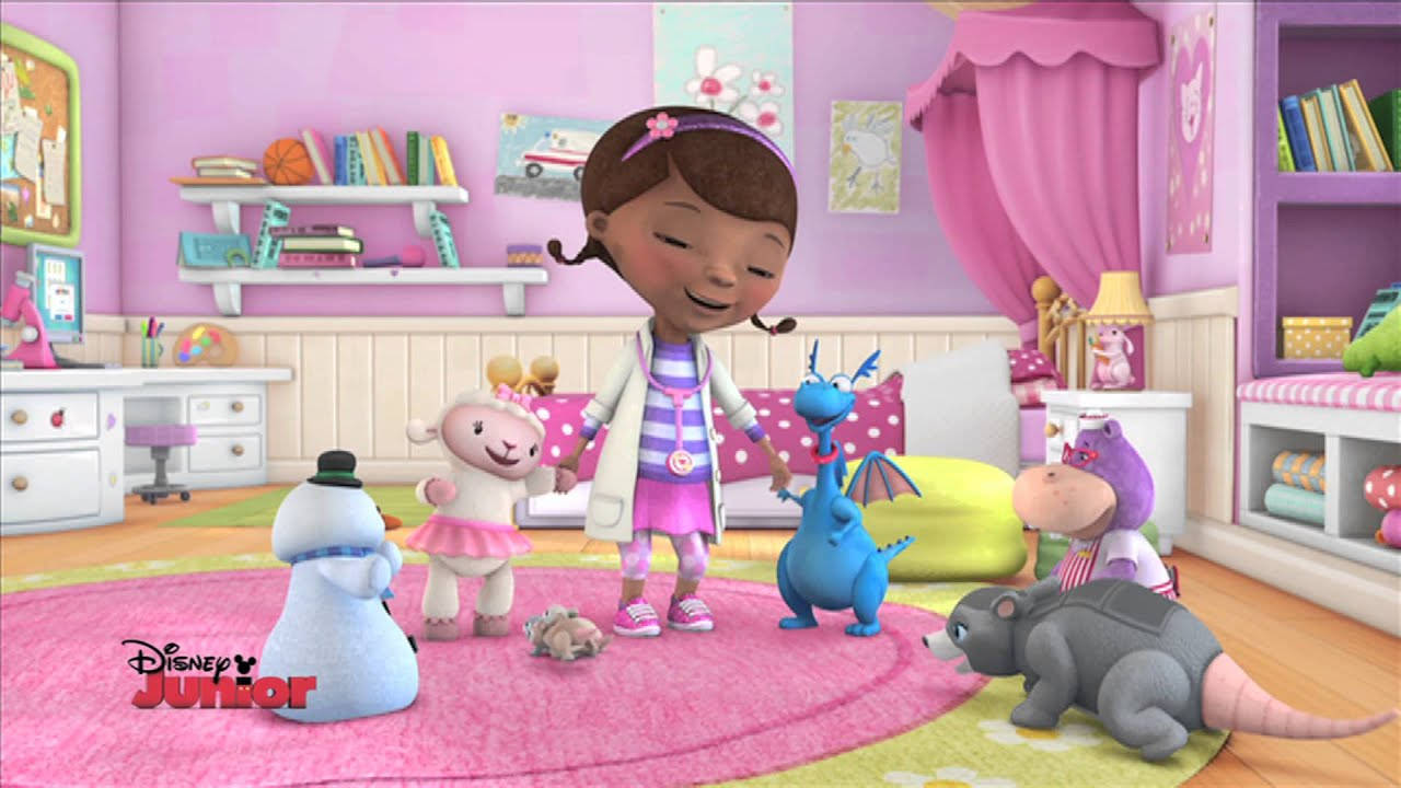 Doc Mcstuffins 桌布 壁紙 — Doc McStuffins 溫暖地微笑，同時在一個充滿絨毛玩具和醫療設備的明亮粉紅色兒童臥室裡照顧她的玩具病人。