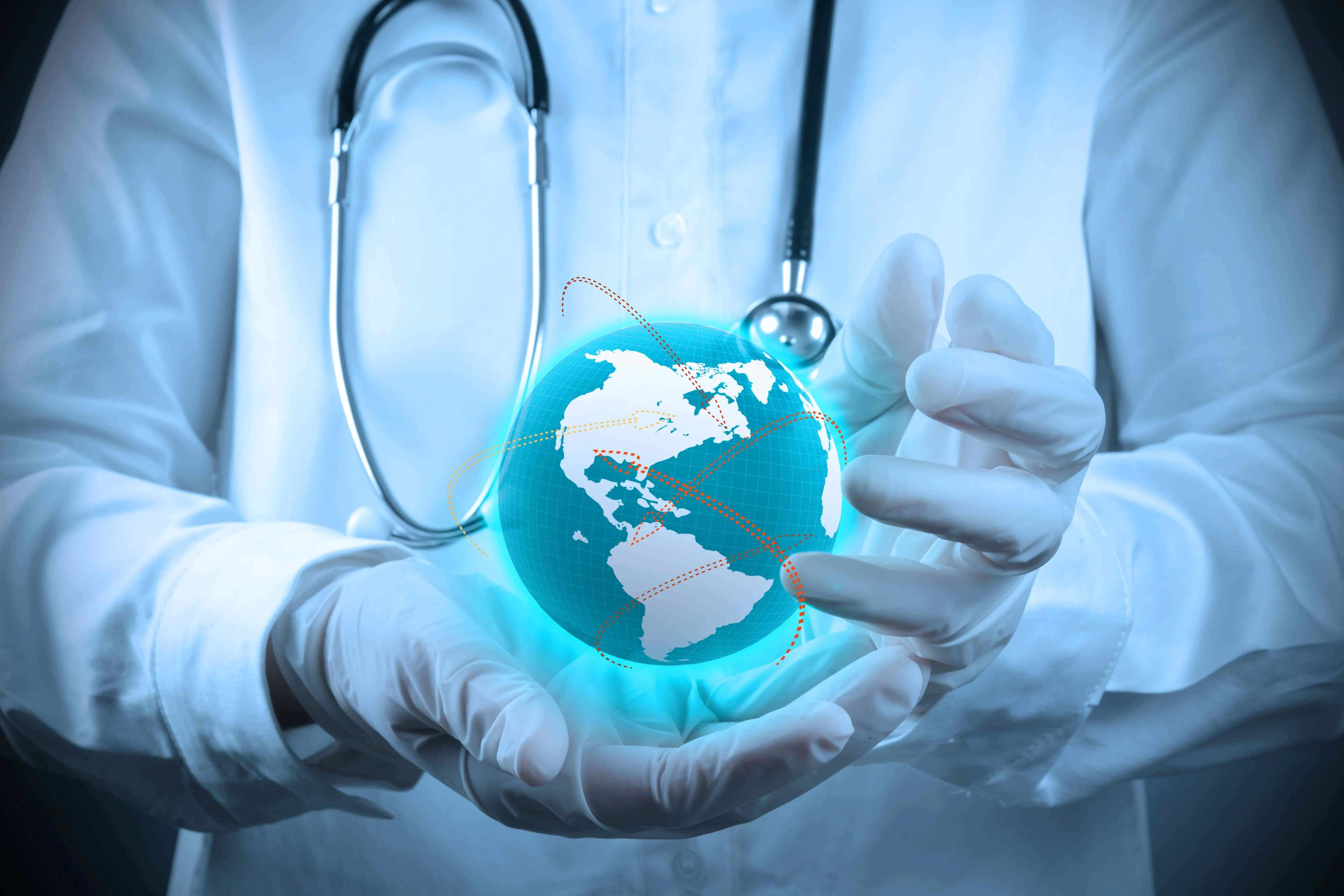 Medicina 桌布 壁紙 — 一位戴白手套的醫生手持發光藍色全息地球儀，聽診器掛在肩上。