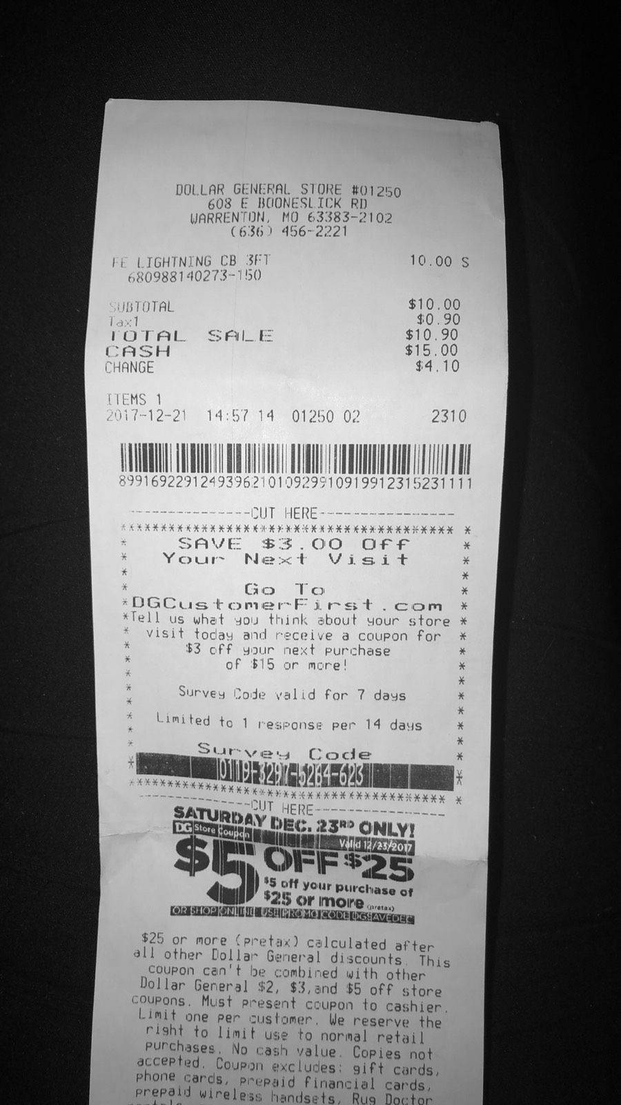 Sales 桌布 壁紙 — Dollar General 收據的特寫，帶有條碼和折扣優惠券，背景為深色。