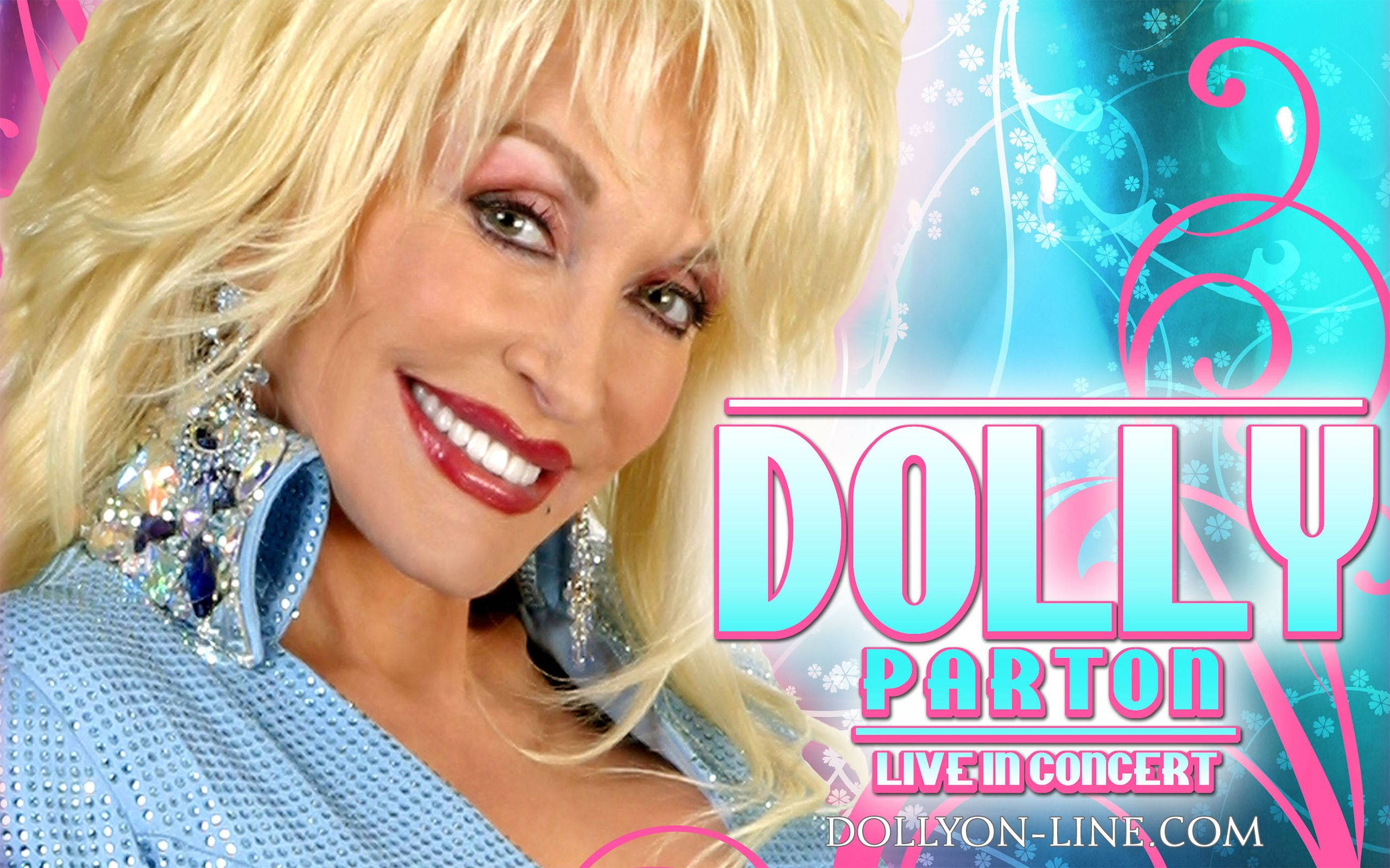 dolly 桌布 壁紙 — Dolly Parton 身穿閃亮藍色服裝，在充滿活力的粉紅和藍色演唱會圖形背景前燦爛微笑。