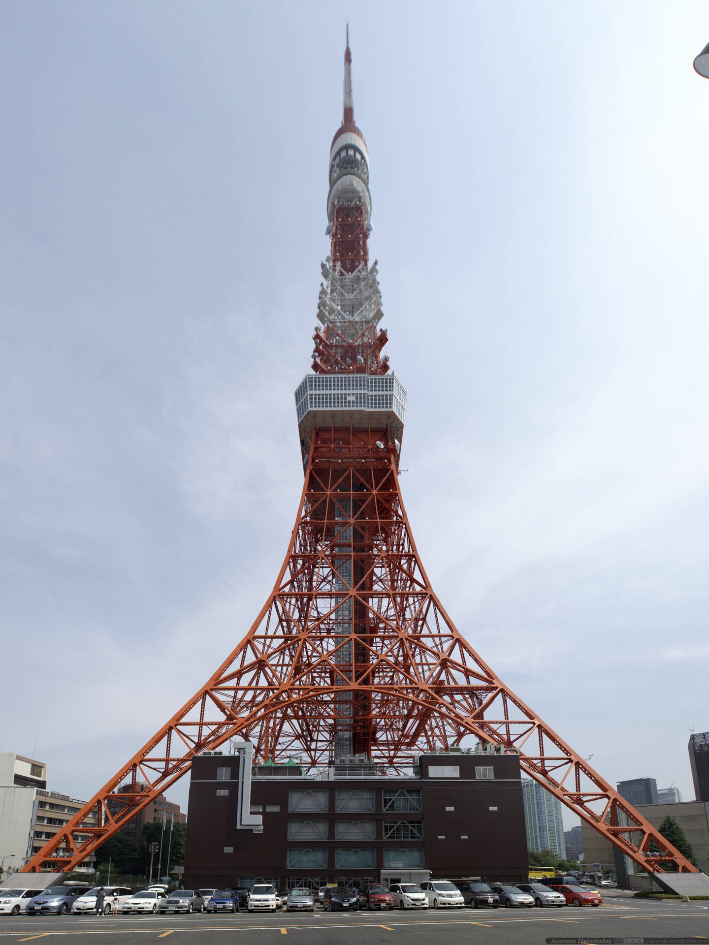東京鐵塔帶橙色鋼架，蒼白天空下停有汽車。 — 東京鐵塔 壁紙