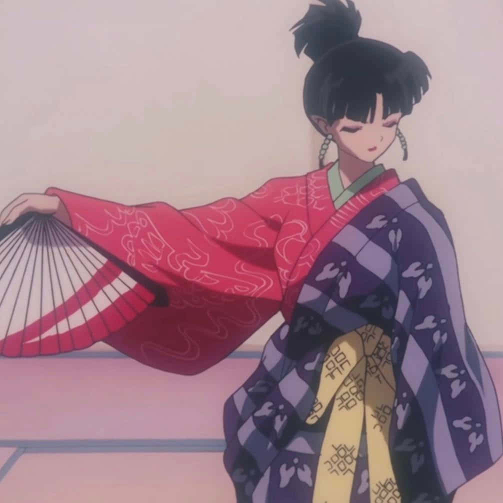 Inuyasha Kagura 桌布 壁紙 — 動漫女孩身穿紅色和紫色和服，手持扇子，表情平靜。