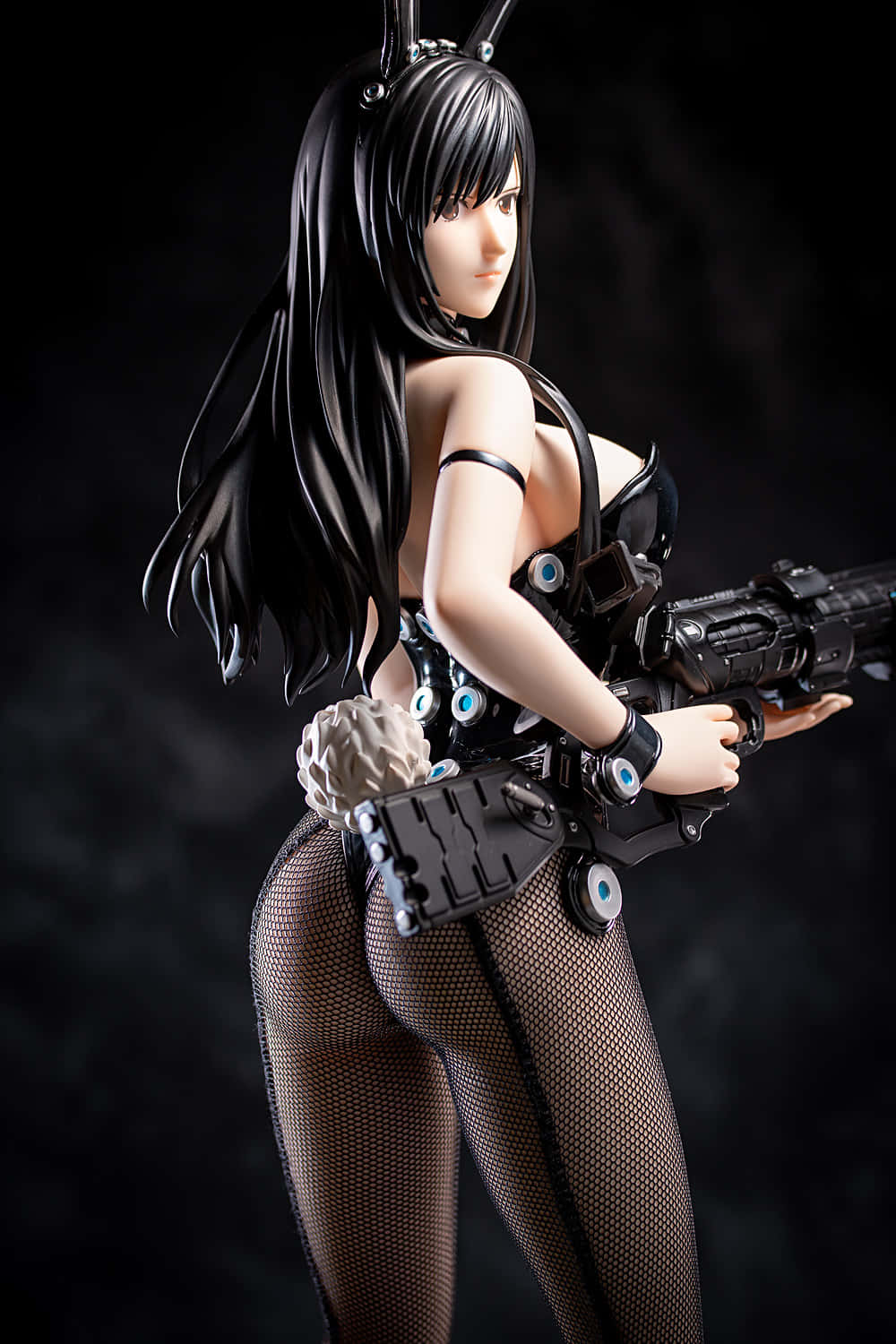 Reika Shimohira 桌布 壁紙 — 一個詳細的動漫人偶，黑髮女性穿著魚網絲襪，在黑暗背景下手持未來武器。