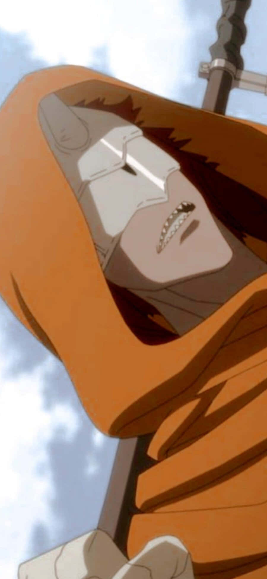 The Promised Neverland Sonju 桌布 壁紙 — 一位戴著白色面具和尖牙的 hooded 動漫戰士，在陰雲密布的天空下握著劍。