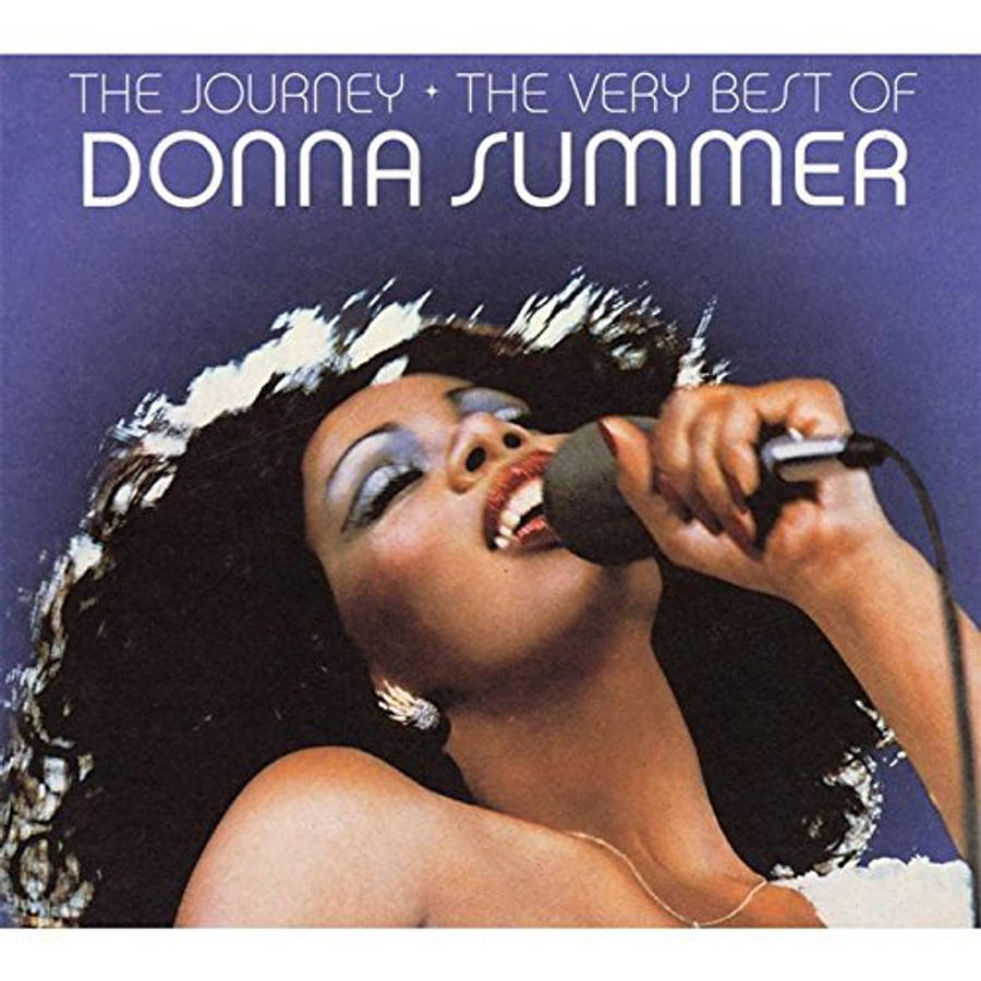 Celebrity 桌布 壁紙 — Donna Summer 在深紫色背景前，以戲劇化的化妝和豐盈的頭髮，熱情地對著麥克風唱歌。