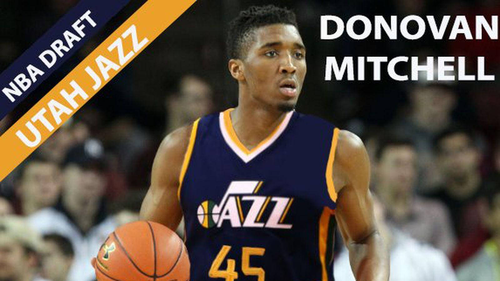Mitchell 桌布 壁紙 — Donovan Mitchell 身穿猶他爵士隊球衣，在NBA選秀宣布期間手持籃球，背景有群眾。