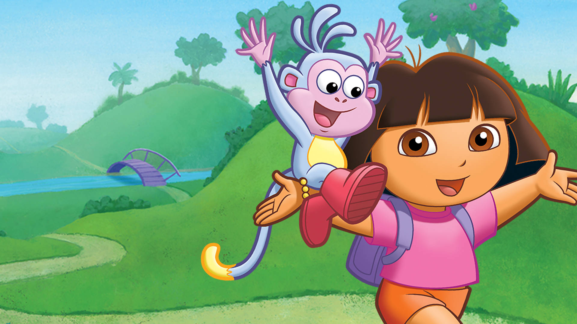Dora 桌布 壁紙 — Dora the Explorer 和她的猴子朋友 Boots 愉快地奔跑在充滿活力的綠色景觀中，背景有蜿蜒的河流和紫色的橋樑。