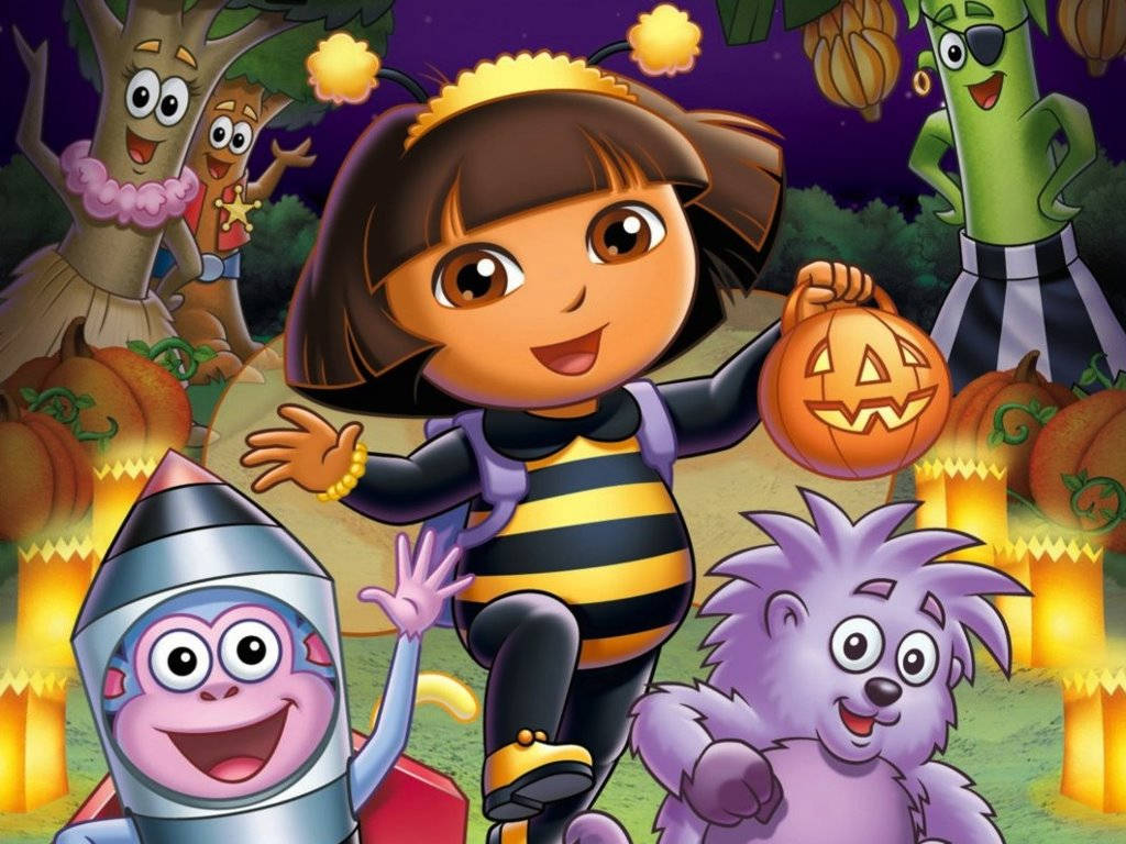 Dora 桌布 壁紙 — Dora the Explorer 穿著蜜蜂服裝，在萬聖節森林的夜晚，手持南瓜燈，周圍是動畫朋友。
