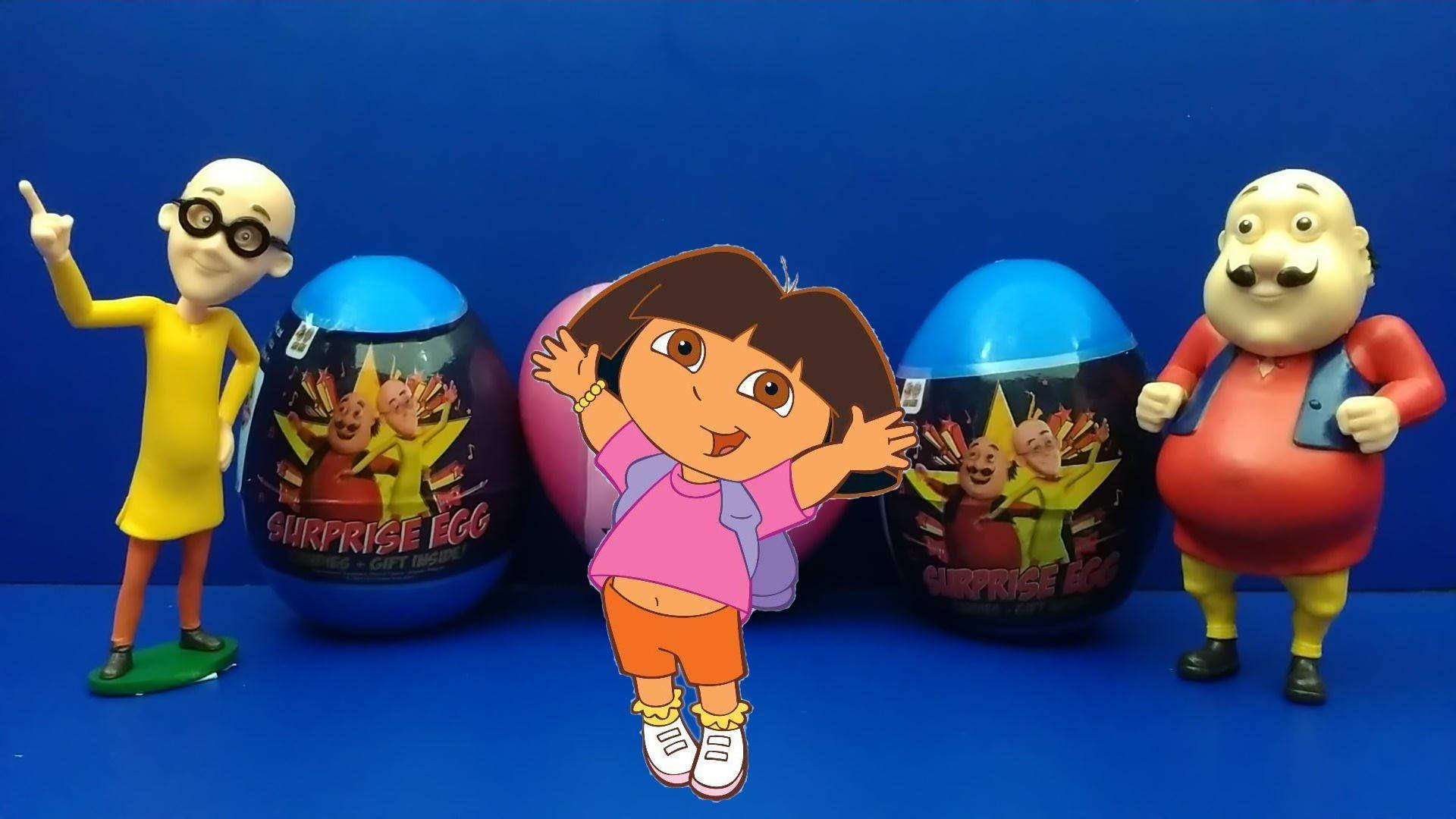 Motu 桌布 壁紙 — Dora the Explorer 紙板剪影站在兩個驚喜蛋和玩具公仔之間，背景為純藍色。
